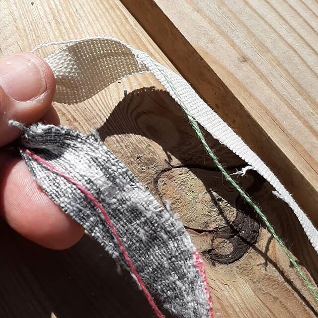 #lenapalenius making twisted strings, snurra snoddar. #upcycle #fabricscraps #swedish #artstudio #artoninstagram#textileart #lenapaleniusswedishartstudio