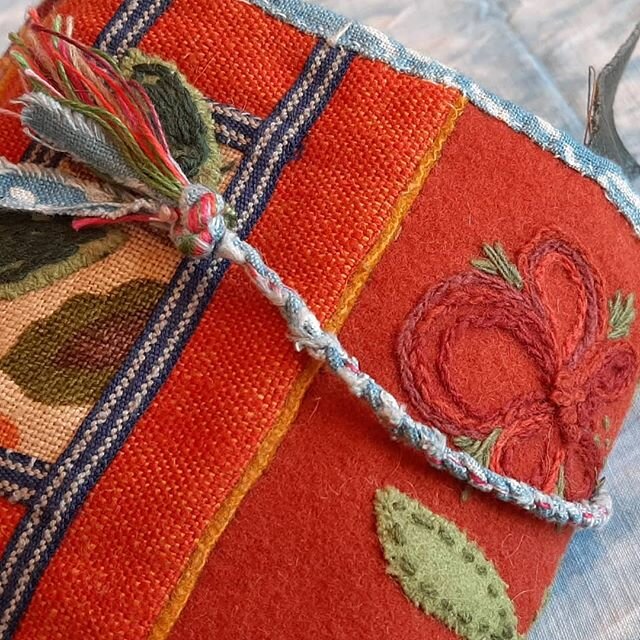 #lenapalenius ending the braid with a tassel and it is a tie for a roll up sewing purses. #marsma #purse #pouch #rollupbag #braids #swedish #artstudio #artoninstagram #textileart #lenapaleniusswedishartstudio
