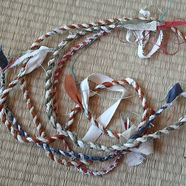 #lenapalenius anv&auml;ndbara snoddar som &auml;r rofyllt att g&ouml;ra. #twisted #braids #cords #bands #scraps #fabricscraps #inthestudio #swedish #artstudio#artoninstagram #lenapaleniusswedishartstudio