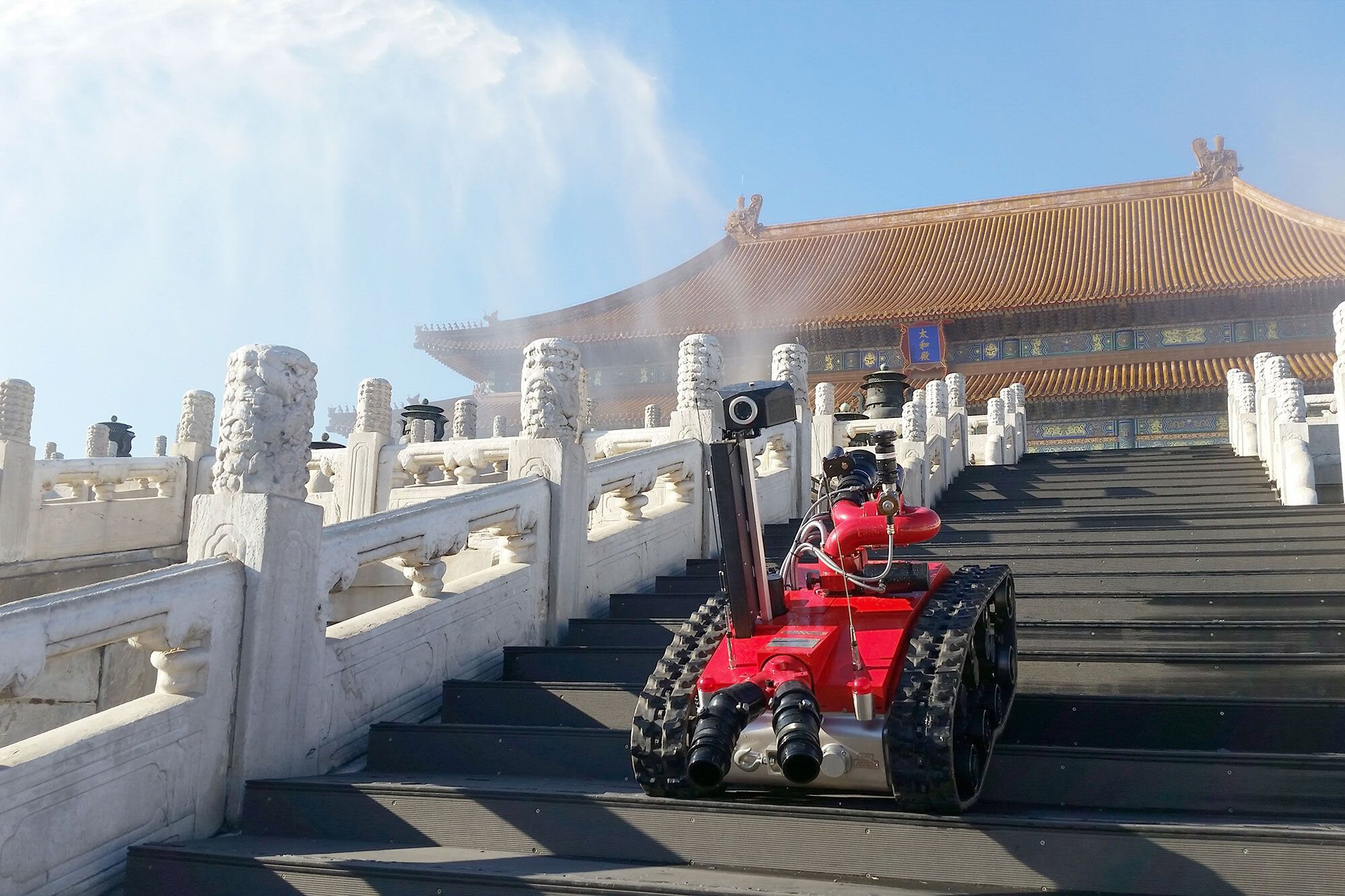 RXR-MC80JD防爆消防灭火侦察机器人在北京故宫消防演练.jpg