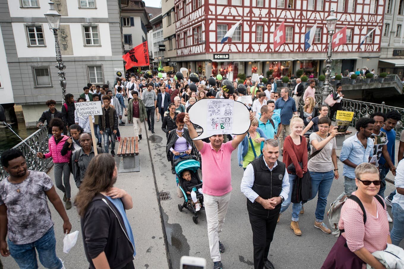  Demonstranten in Luzern prangern Zentralschweizer Asylpolitik an