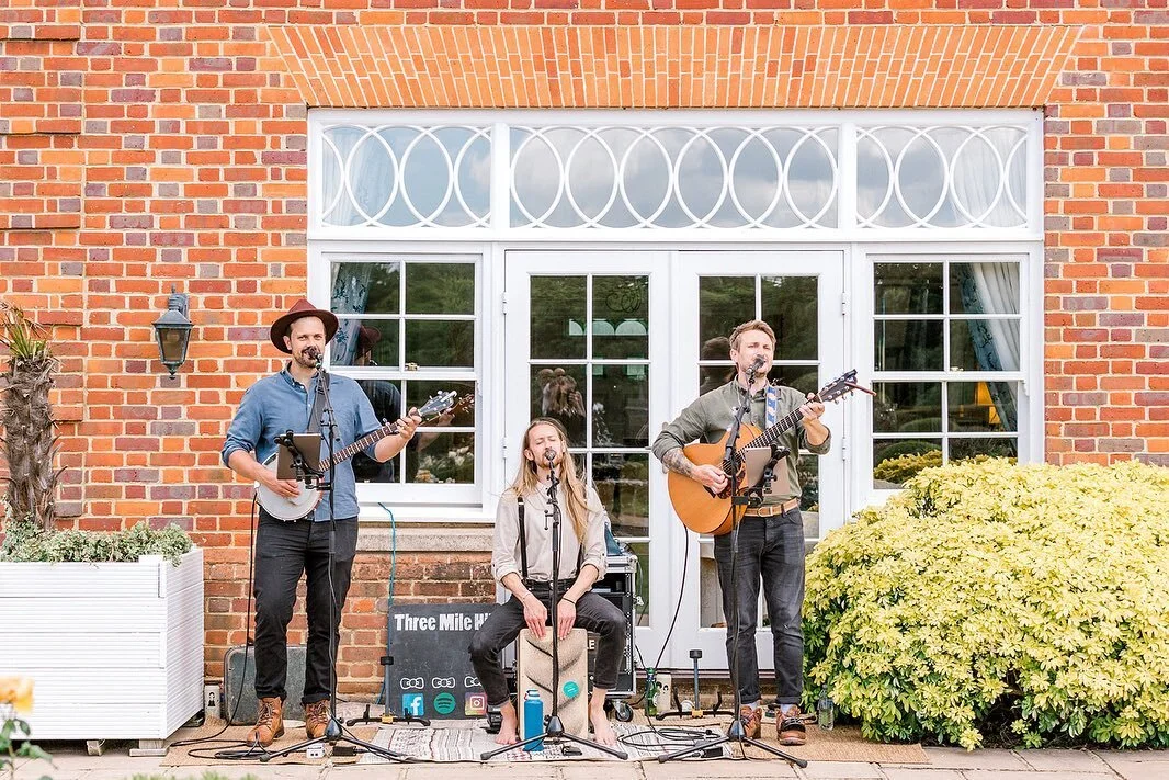 Having a chilled afternoon reception drinks?
We&rsquo;ve got you covered😌

Having afternoon drinks with friends who can&rsquo;t not pull you on the dance floor?
We can do that too!
(Swipe for more!🙌)

1 x Cajon 
1 x Banjo 🪕 
1 x Acoustic guitar 
3