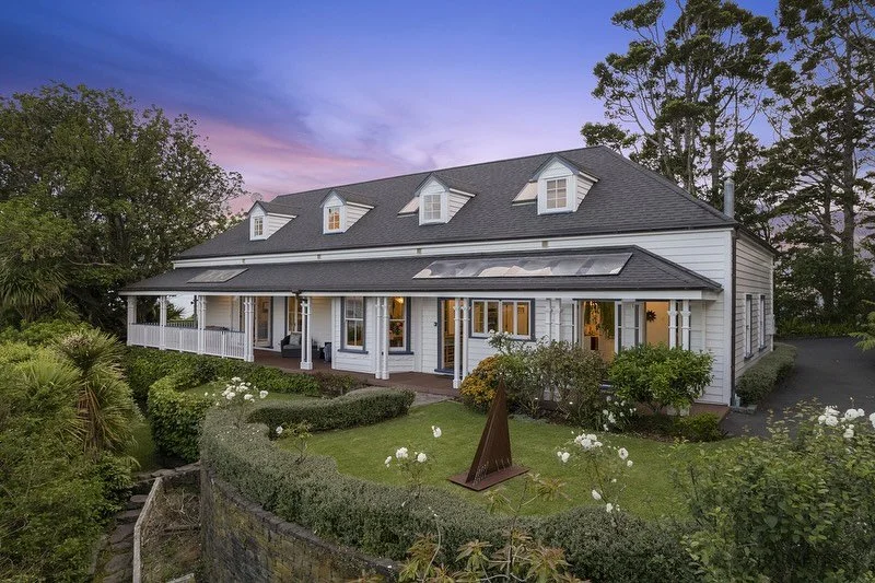 Fringe of Heaven or The Hollywood Hills of Auckland?
This home carries the same sentiment behind each of those headings.
But if you know your history and Māori well, you’ll know that 14 Rangiwai is located in Titirangi, and translated into En