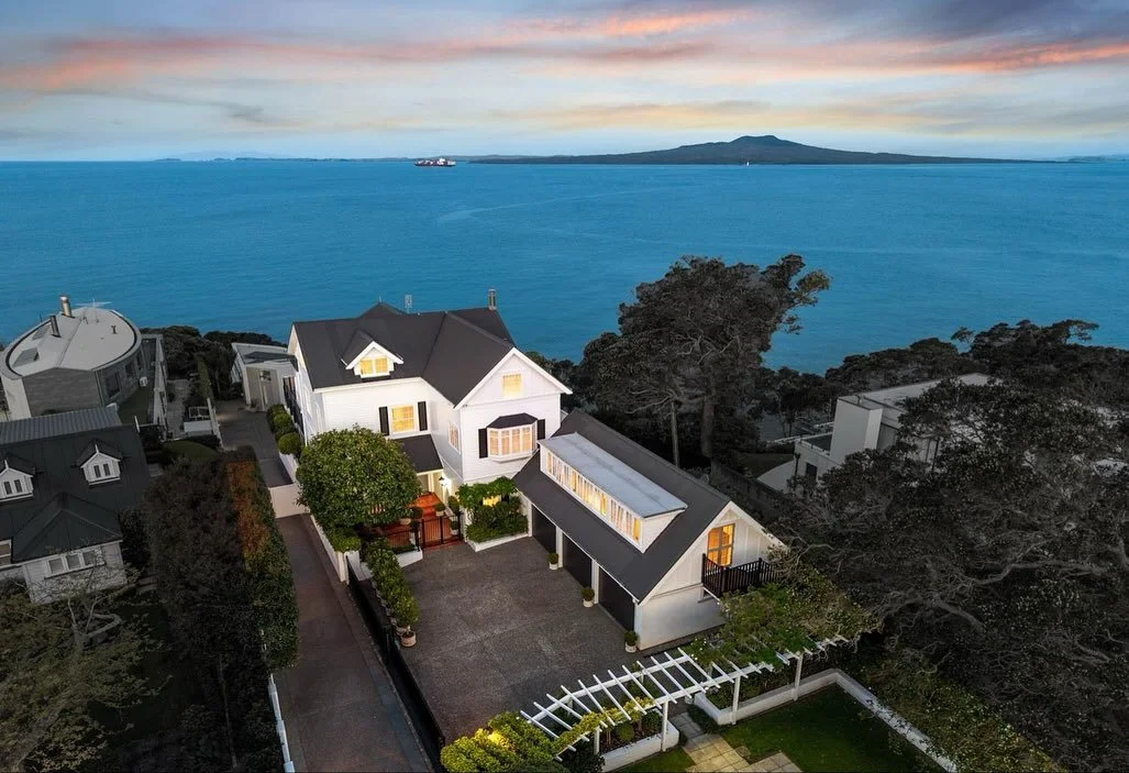 BLACK ROCK
This is one of Takapuna’s most iconic villas suspended above the beach on the Golden Mile.
Best part of viewing this wasn’t the outlook or grounds, but the home’s colourful story. Lovely owners and wonderful clients to