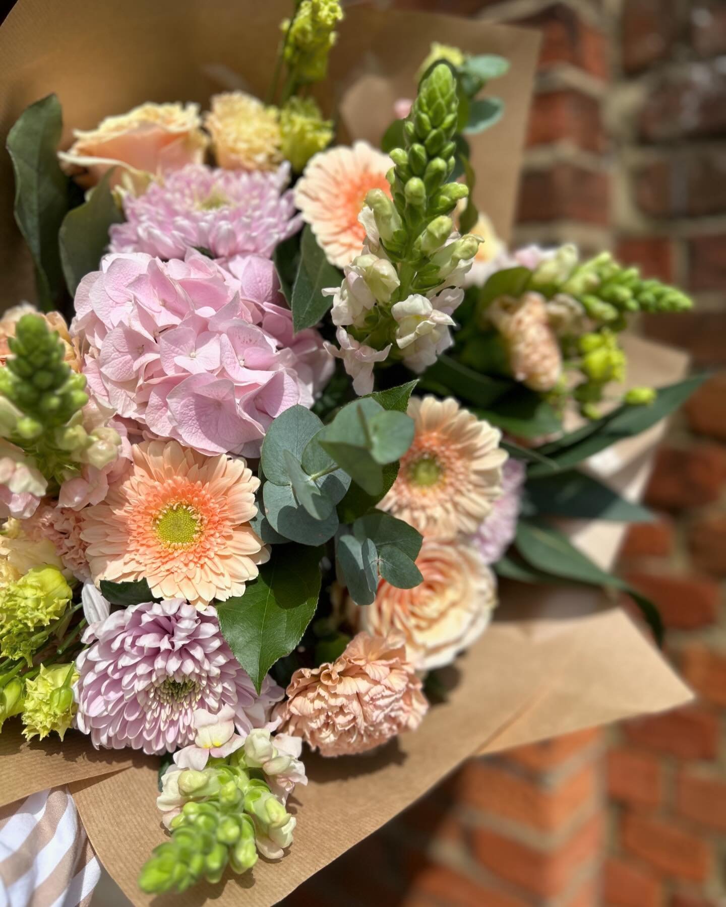 🌼GIVEAWAY🌼

To celebrate our 2nd birthday of taking over The Blue Dandelion, we are giving someone the chance to win a bouquet once a month for a year* 🌷

To enter all you have to do is 
🌸like this post
🌸tag 3 friends (all must be following to w