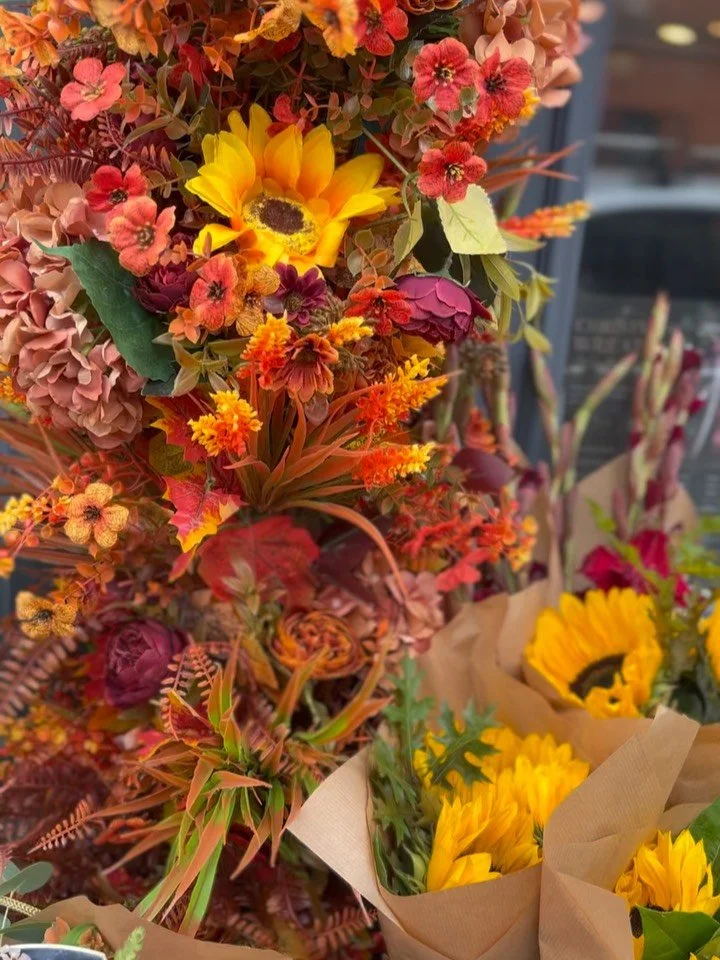 🍁🍂🍁AUTUMN🍁🍂🍁

New window display created by Lisa 🍁

🍁new candles 
🍁new vases
🍁autumn fresh foliage 
🍁autumn wreaths 

So ready for it 🧡