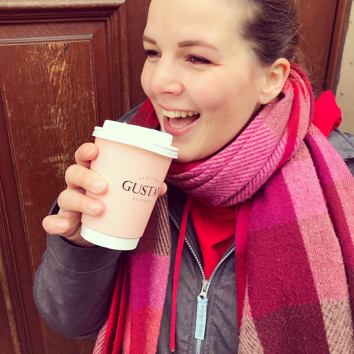 Aktuell sind es die kleinen Momente, die einen zum Strahlen bringen. Ein K&auml;ffchen vom Lieblingscaf&eacute; @gustavstuttgart zum Beispiel. Mit dem richtigen Bildausschnitt sogar ohne grauen Ansatz 🙋🏻&zwj;♀️Ich hoffe ihr habt auch einen kleinen 