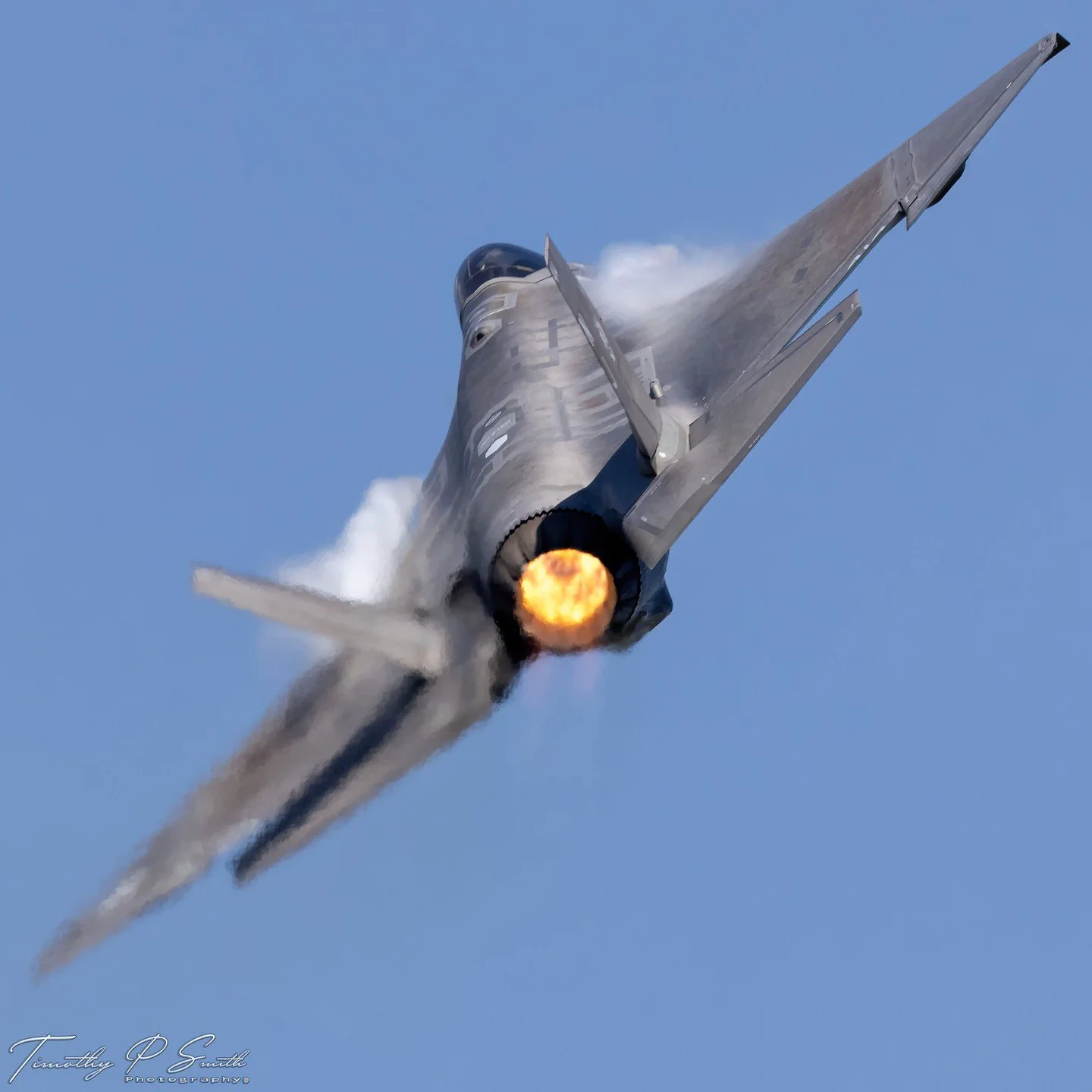 Revving up the skies with lightning-fast action from the New Orleans airshow last weekend! The US Navy&rsquo;s @f35c_demoteam electrified the crowd with lightning, demonstrating the speed and agility of the F-35C Lightning II. 

~~~~~~~~~~~~~~~~~~~~~