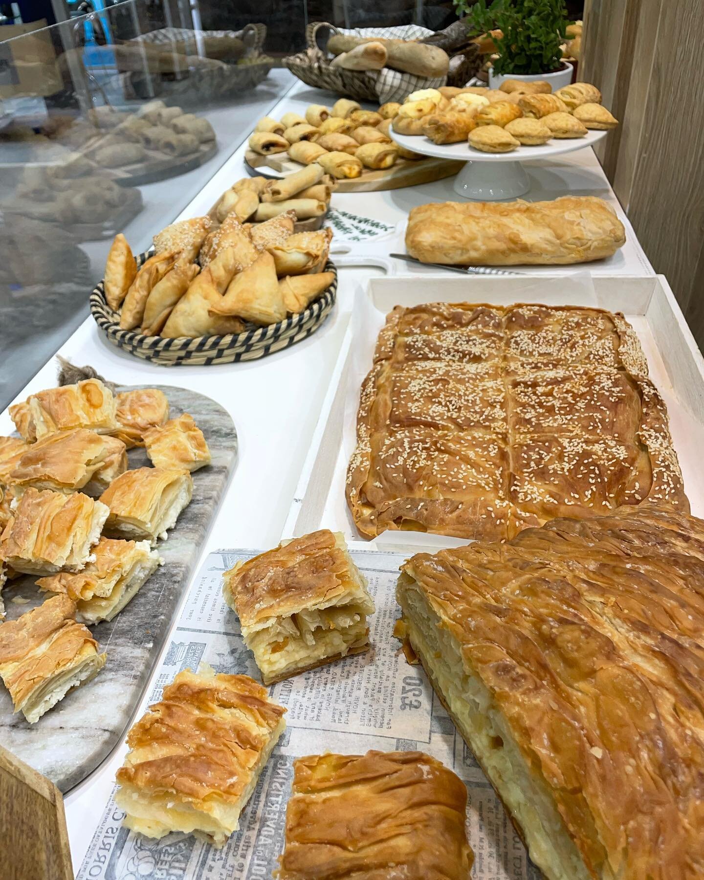 This weekend at Xenia Exhibition we set up @rodoulahellas&rsquo;s stand 🥧 
We styled it with all their products and flavors! 
Visit them at Hall 1 A28-B26
~~~~~~~~~~~~~~~~~~~~~~~~~~~~~~
#foodexpo #metropolitan #xenia2022 #hotels #stands #stylist #ph