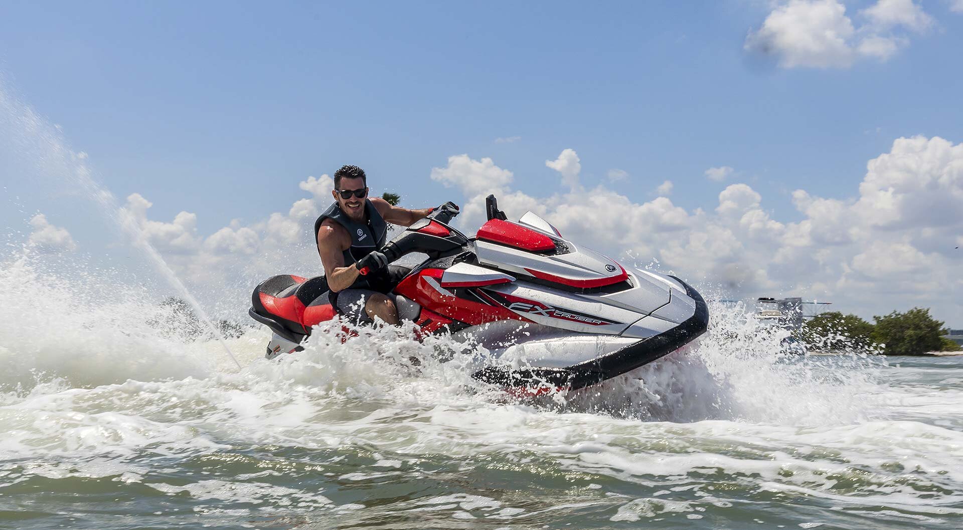 yamaha-waverunners-2020-f-cruiser-svho-man-racing-white-red.jpg