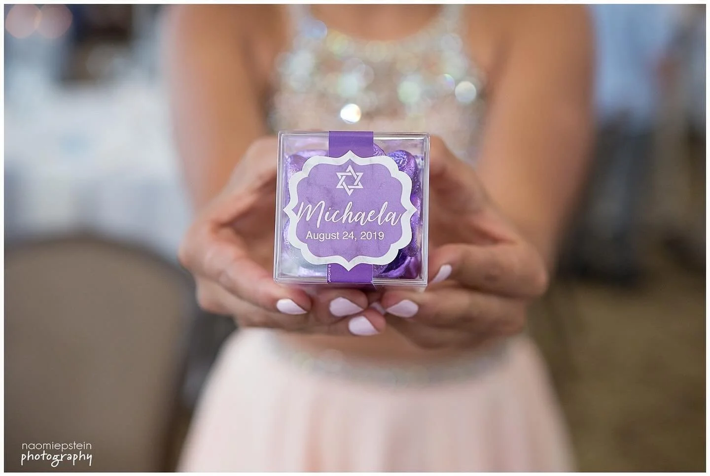 A sweet treat is given to all guests as they find their seats inside the reception!