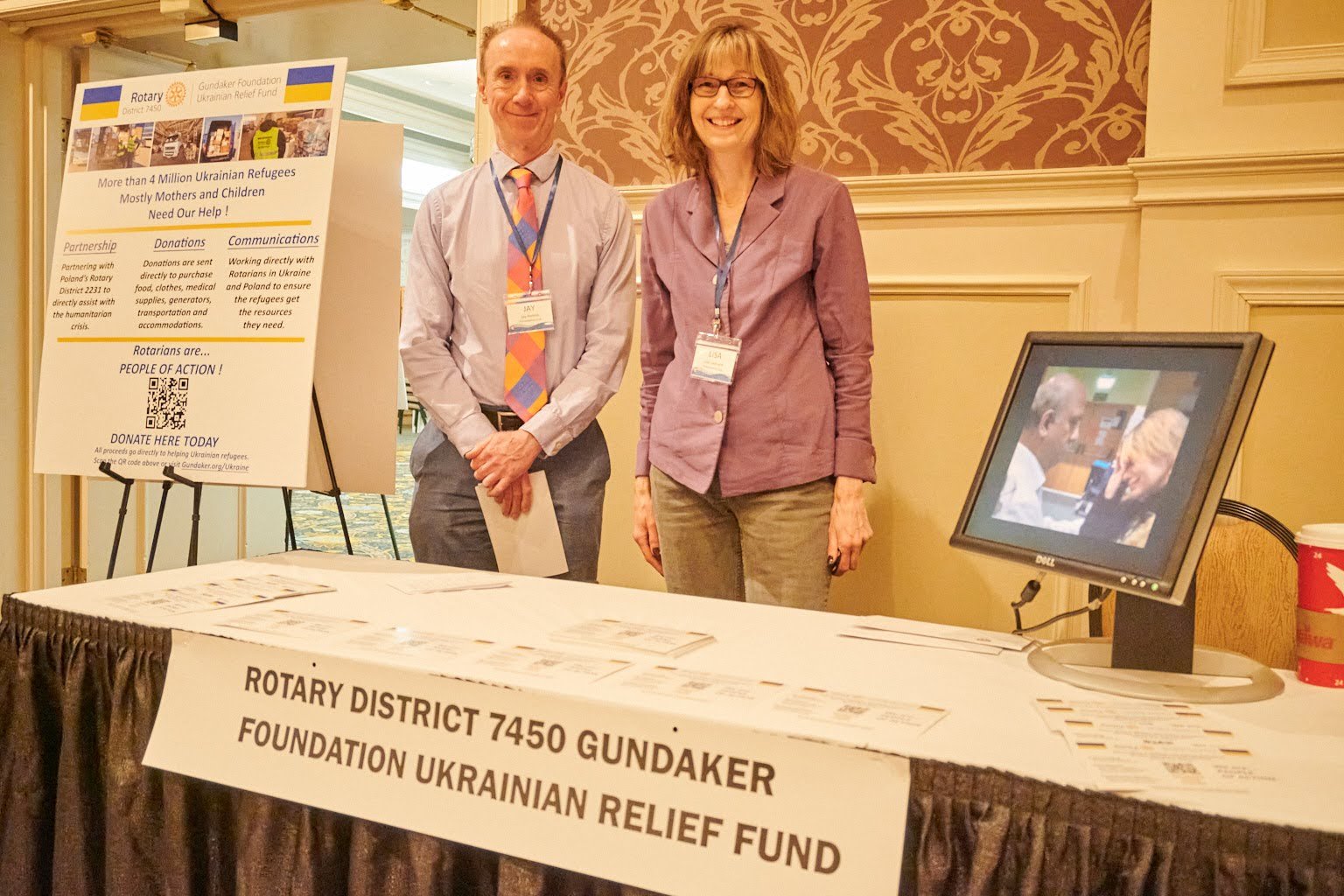  Jay Pennie and Lisa Leonard at Ukrainian relief fund table in the House of Inspiration.(l-r) 