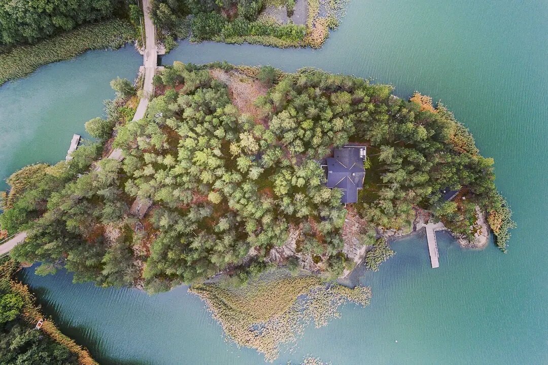 #aerialphotography #ilmakuva #ilmakuvaus #omasaari #m&ouml;kki #cottage #saaristo #valokuvaaja #valokuvaus