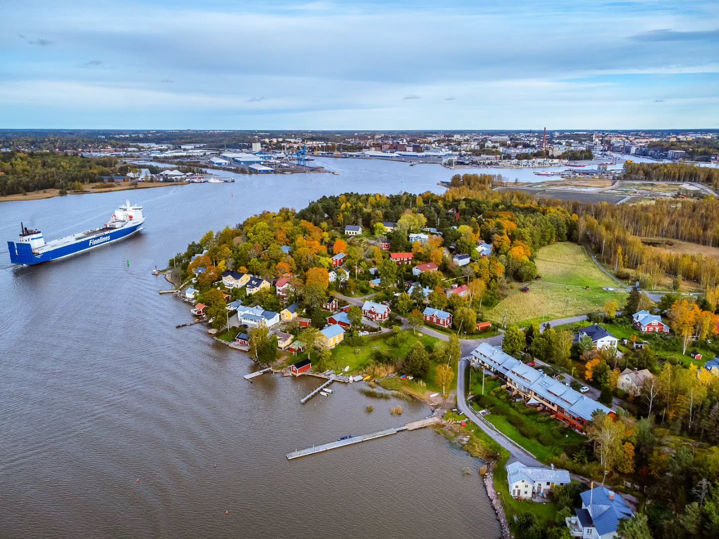 #Pikisaari

#dronephotography #kissmyturku #finnlines #huoneistokeskus