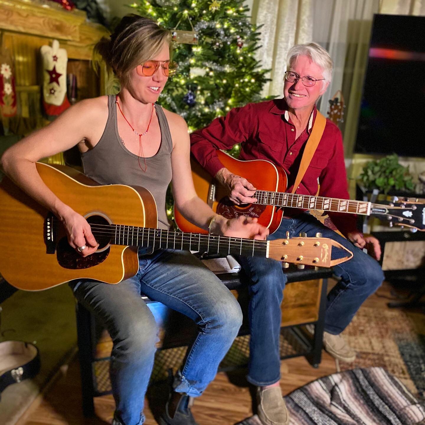 While I was home for the holidays my dad &amp; I did a live stream. We&rsquo;ve been working on singing harmonies together and taking turns leading songs.
A lil about this photo... mom finally made the transition from samsung to iphone 11. I helped s