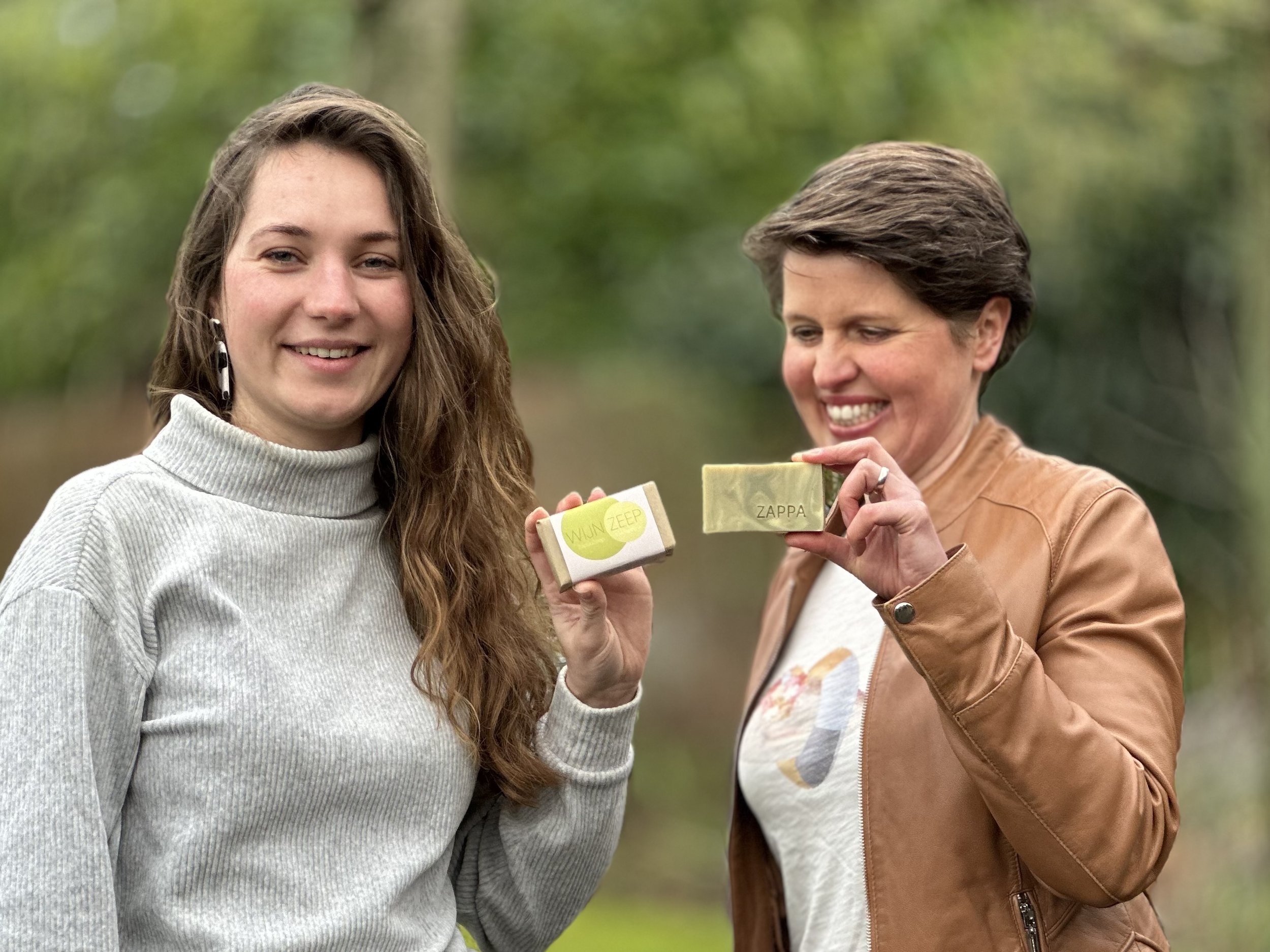 WIjnZeep Cecile en Tedje presenteren unieke zeep