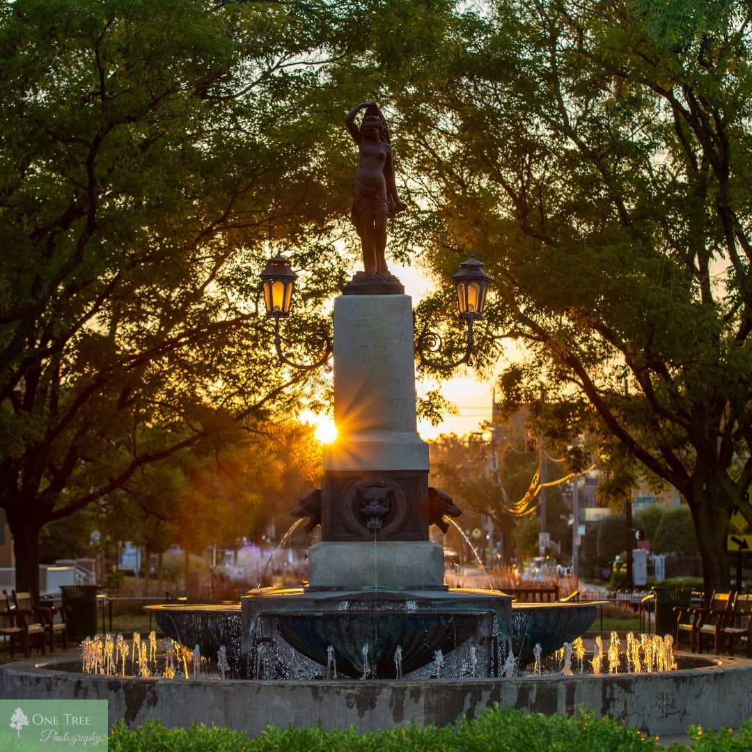 #cincinnati #cincy #cincylove #cincinnatiphotography #cincinnatiphotographer #canonphotography #canonusa #canon #hydeparkcincinnati #hydeparksquare #sunrise #raysoflight #raysofsunshine #statue #onetreephoto #stunnersoninsta #photography #onetreephot