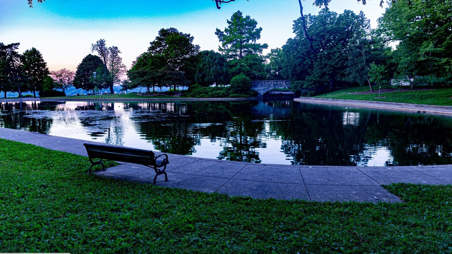 #onetreephoto #onetreephotos #cincinnati #edenparkcincinnati #sunrise #sunrisephotography #cincy #cincyparks #canon #canonphotography #lightroom #stunnersoninsta #lake #reflectingpool #reflections