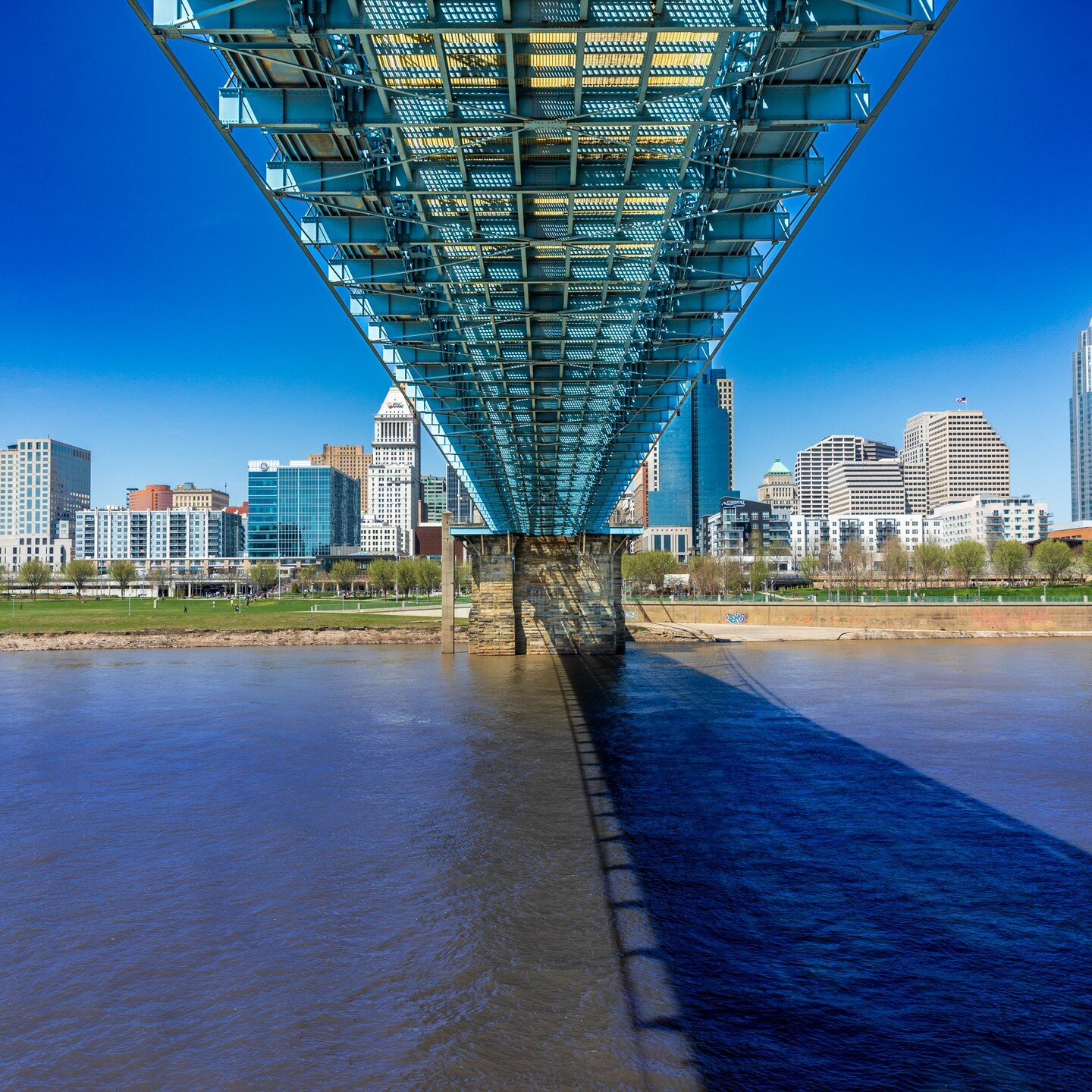 #onetreephotography #onetreephotos #cincinnati #bridge #suspensionbridge #ohio #ohioriver #cincinnatiphotography #cincinnatiphotographer #canonphoto #canon #canonusa #stunnersoninsta