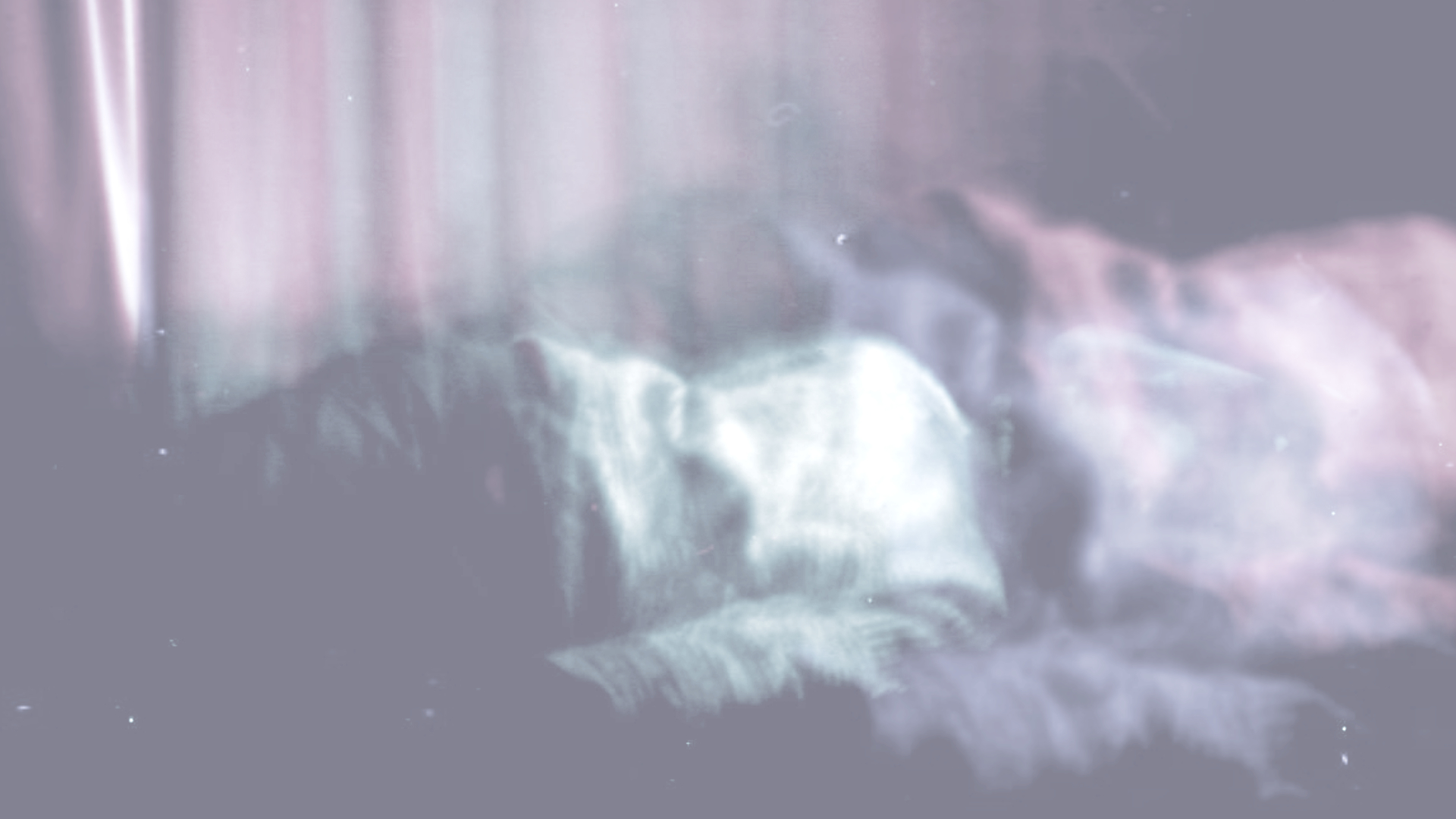 Promokuva Jenna Broaksen teoksesta Sedimenting. Kuvassa erilaisia violetin, metsänvihreän ja aniliininpunaisen sävyjä, ikään kuin ihmismäinen hahmo kyljellään, taustalla suuret verhot. Kuva on visuaalisesti monitulkintainen ja tunnelmallinen..