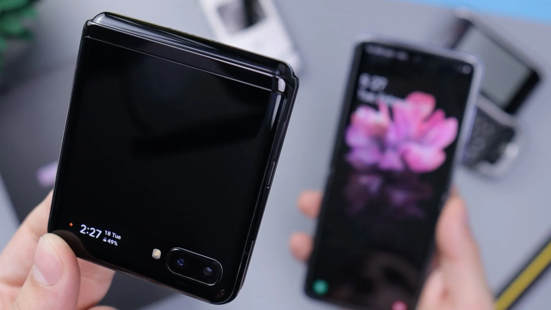 Unboxing The Galaxy Z Flip in The Mirror Black Color