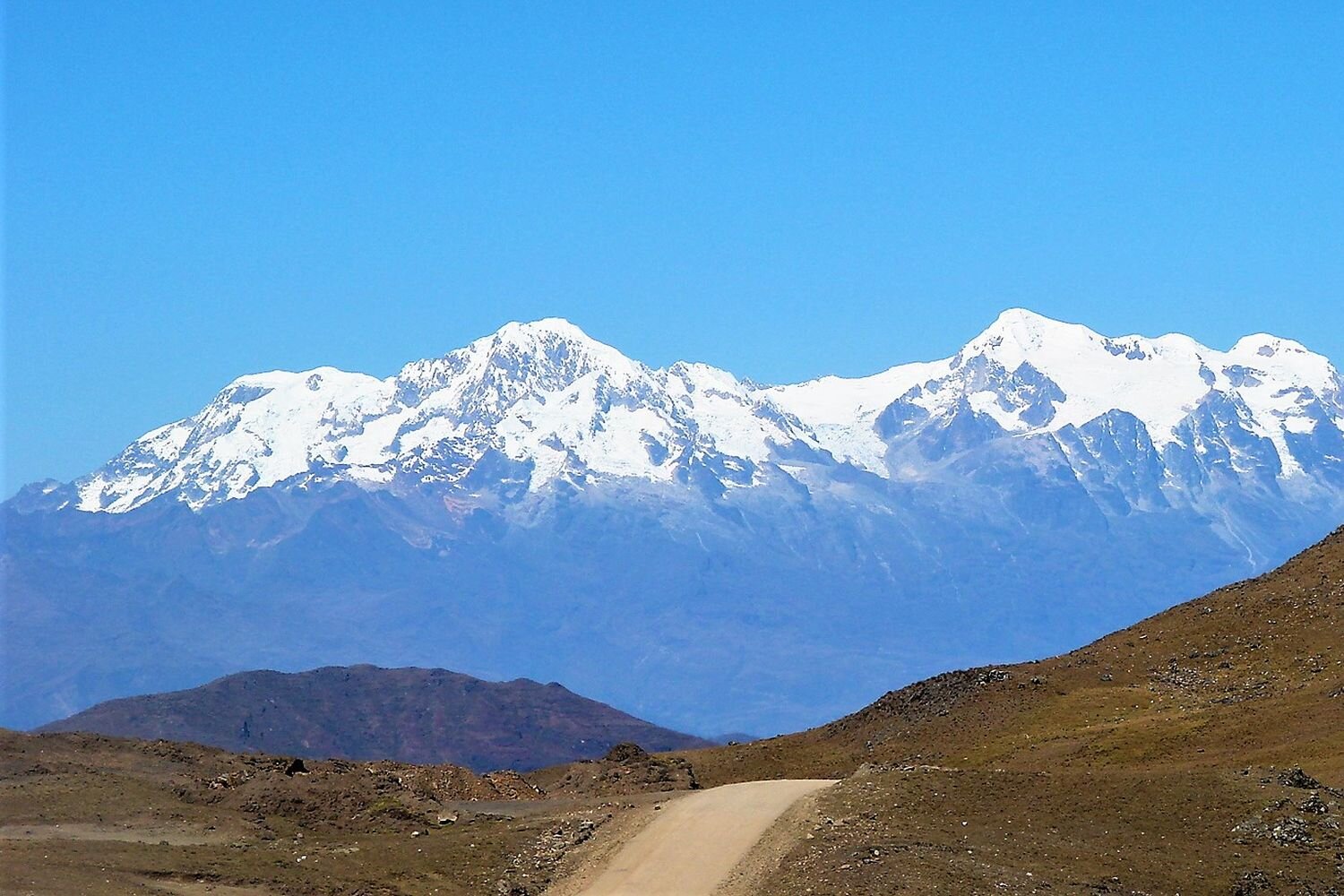  Dirt road in the nearest of Copacabana, with a view of Cordillera Real in the background. 