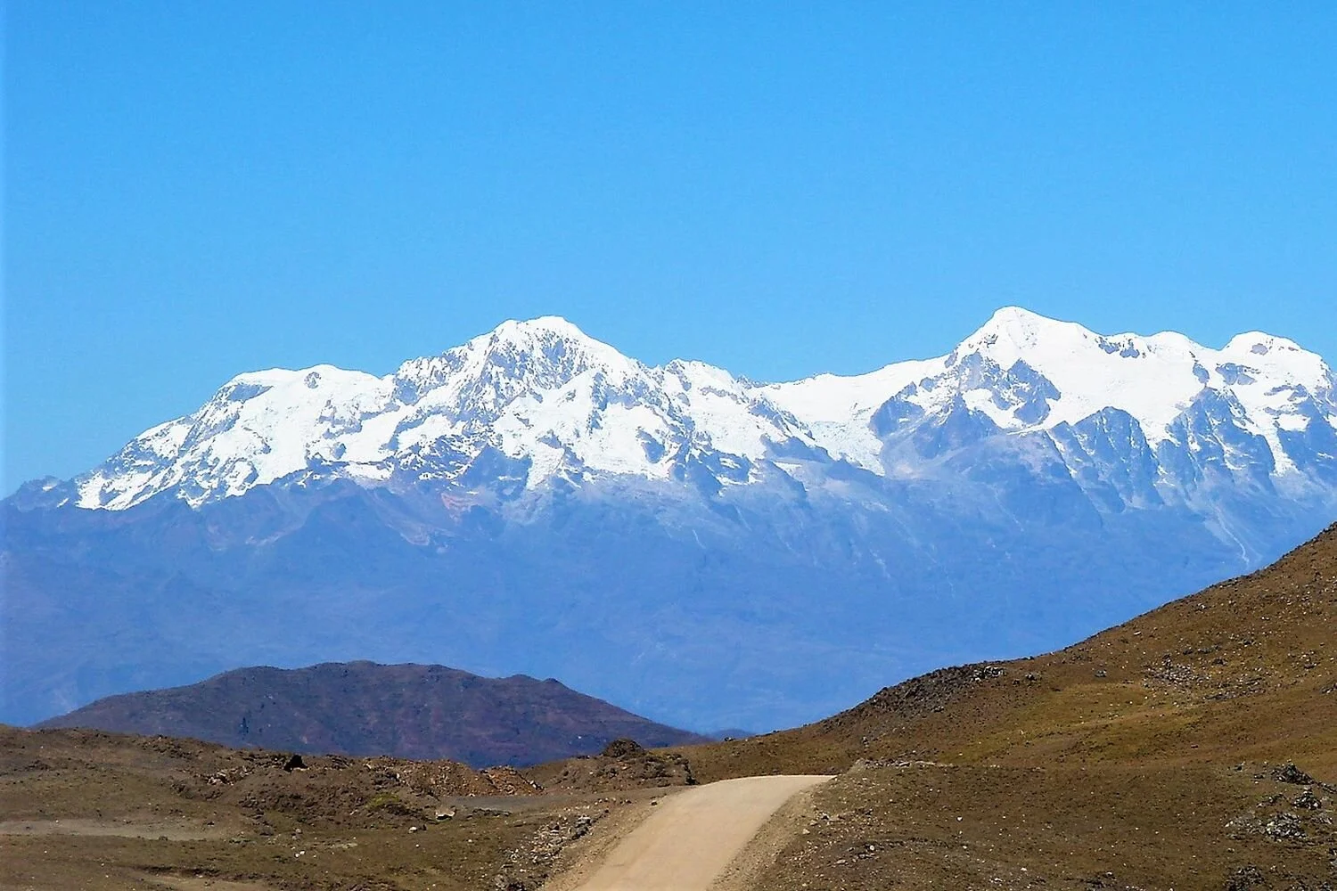  Dirt road in the nearest of Copacabana, with a view of Cordillera Real in the background. 
