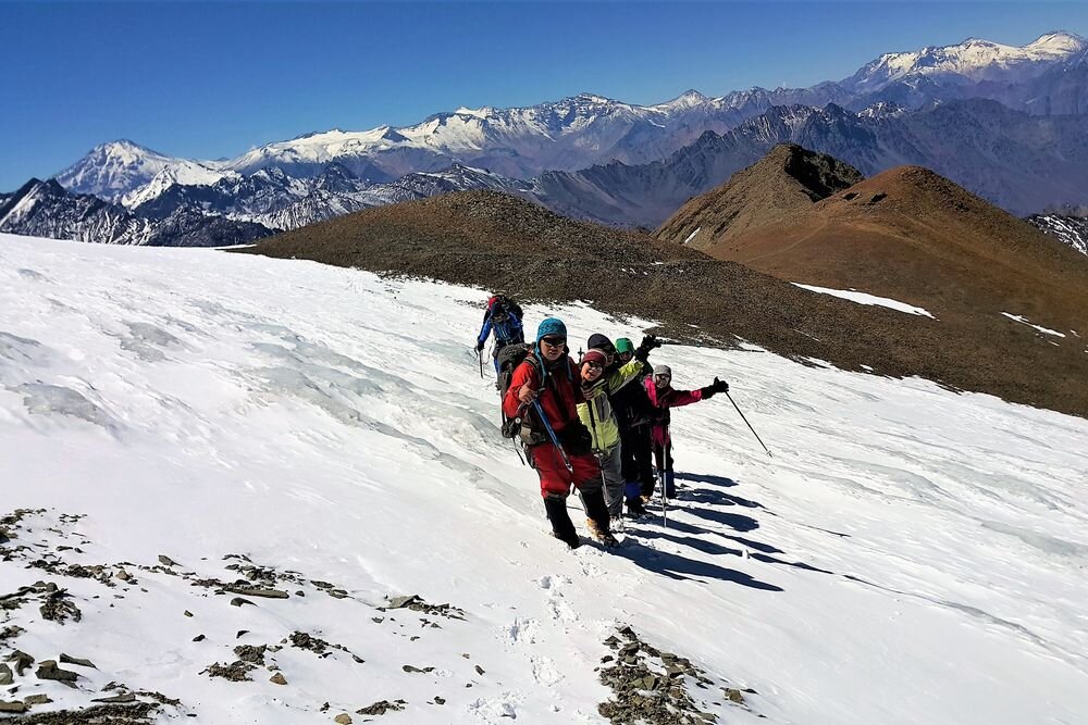  Group of climbers crossing El Plomo glacier, on the way to the summit. 