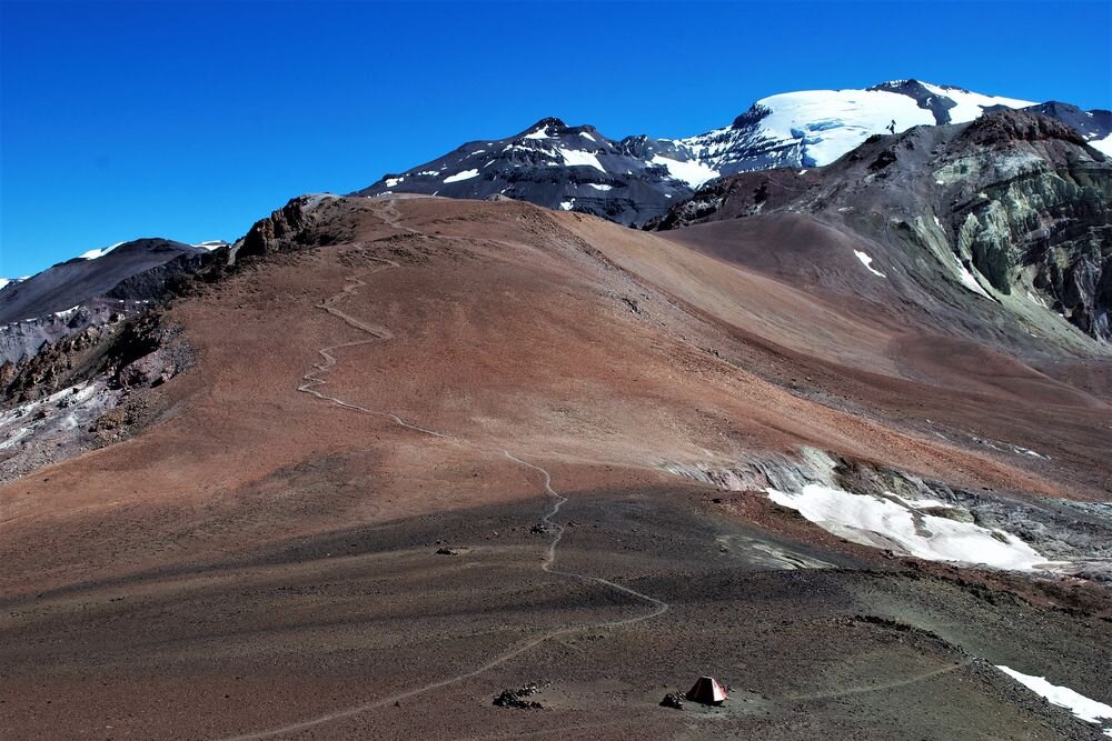  The path leading to the summit of Cerro El Pintor, with El Plomo glacier on the background. 