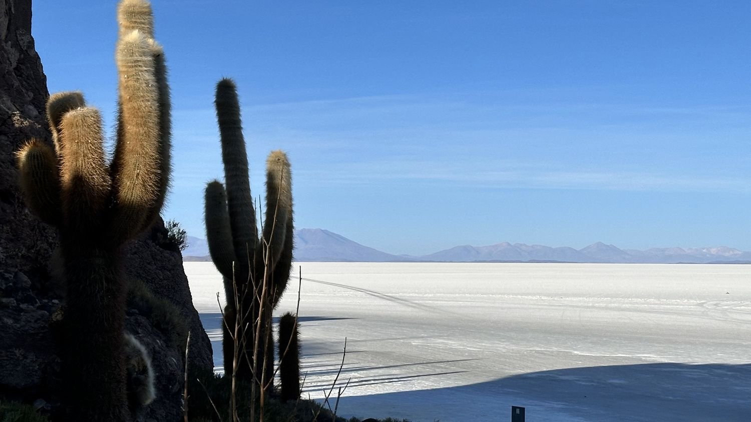 imagen of the vast Uyuni salt flat with mountains in the background