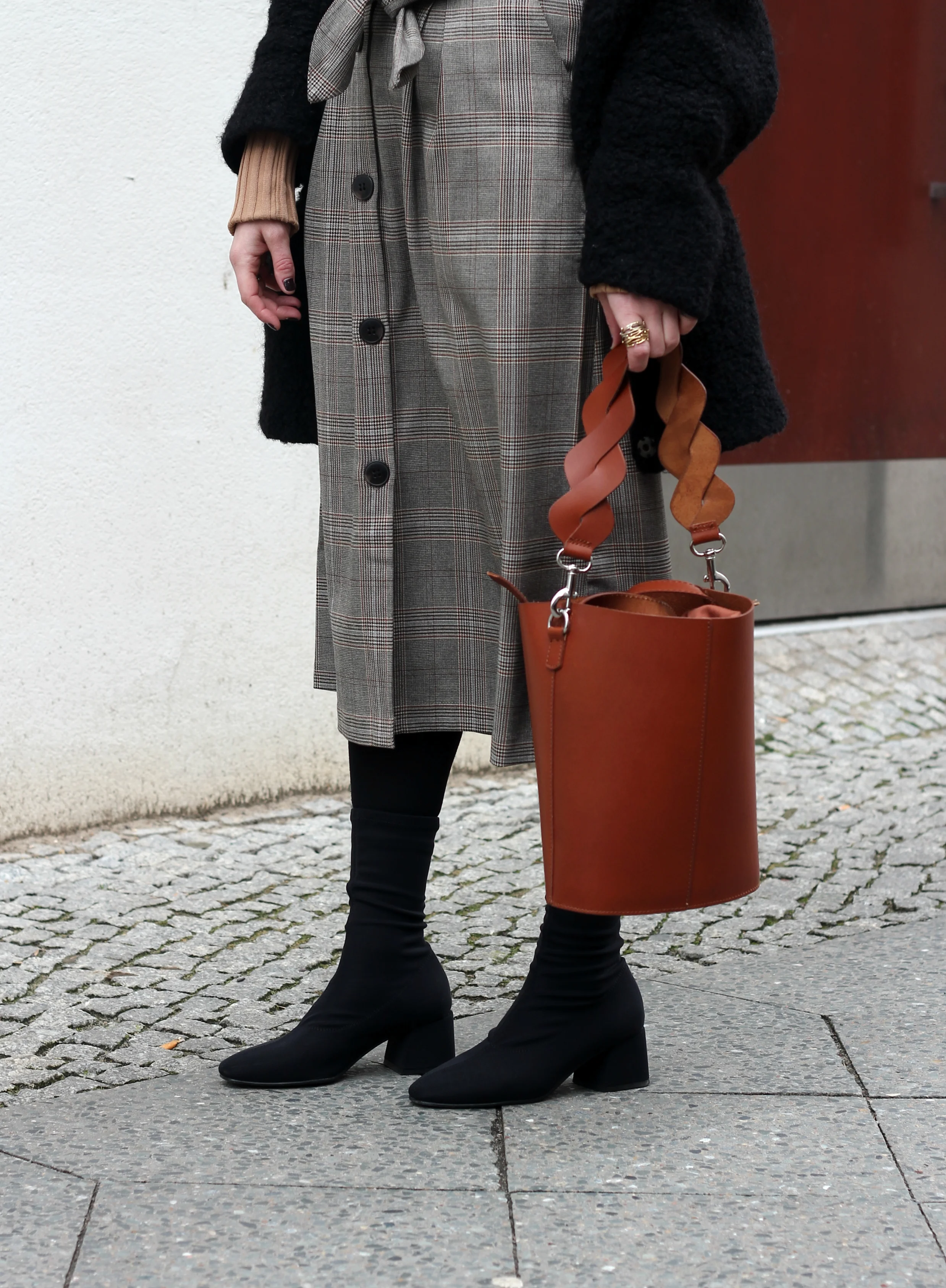 annaporter-cognac-bucket-bag-midiskirt-camel-turtleneck-look-details.jpg