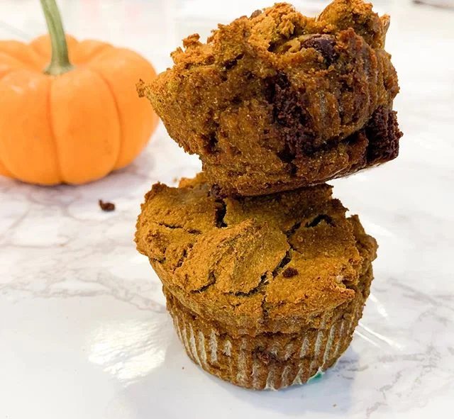 It&rsquo;s that time of year! 🎃
⁠
Pumpkin is a great source of vitamin A, vitamin C, B vitamins, potassium, antioxidants, fiber, and monounsaturated fats! We also used cassava flour, or &ldquo;yuca&rdquo; flour, which is another root veggie so it&rsquo;s nut-free! 😉⁠
⁠
Tis the season, so we thought we&rsquo;d share this delicious chocolate chip pumpkin muffin recipe that is also gluten- free and nut- free!
⁠
Cassava Flour Chocolate Chip Gluten- Free and Nut- Free Pumpkin Muffins⁠
⁠
Ingredients:⁠
2 cups cassava flour⁠
2 tsp baking powder⁠
1 tsp baking soda⁠
2 tsp cinnamon⁠
1 tsp ground nutmeg⁠
&frac12; tsp ground ginger⁠
&frac12; tsp sea salt⁠
3 eggs whisked⁠
&frac14; cup pure maple syrup⁠
&frac14; cup vegetable oil⁠
1 tsp vanilla⁠
1 Tbsp honey⁠
1 can pumpkin puree⁠
&frac12; cup chocolate chips (we used Lily&rsquo;s milk chocolate due to their lower sugar and higher fiber content, however use any that you would like)⁠
*to increase fiber add &frac14; cup ground flax seeds
⁠
Directions: