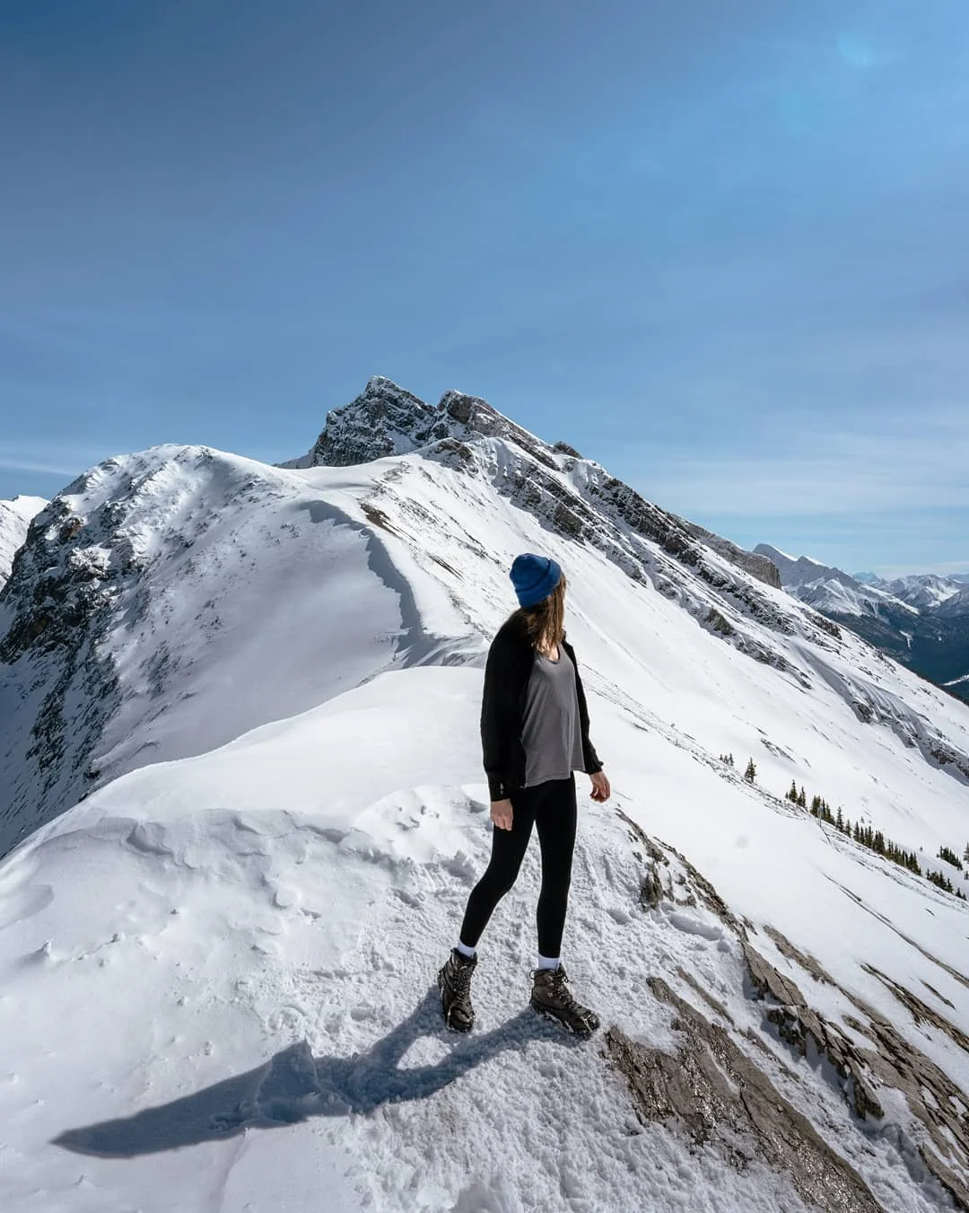Soaking up some vitamin d with a view☀️
Definitely didn't get sunburnt...

Winter hiking is such a different experience than summer and having some crazy comfortable boots to keep my toes warm and dry made such a difference through this season. I was