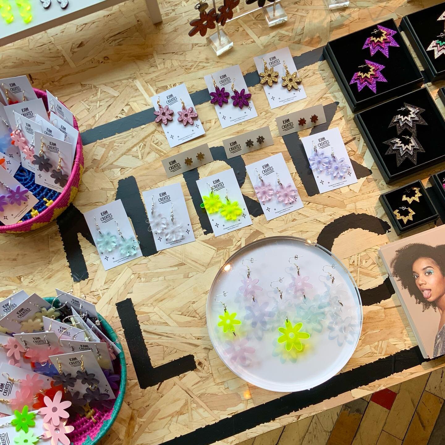 These jelly looking flower babies that I launched especially for my @urbanoutfitters pop up last weekend will be up for grabs on my website this Wednesday at 7pm. Set your reminders on in my stories 🙃🌸✌️

#lasercutearrings #flowerearrings #acrylice