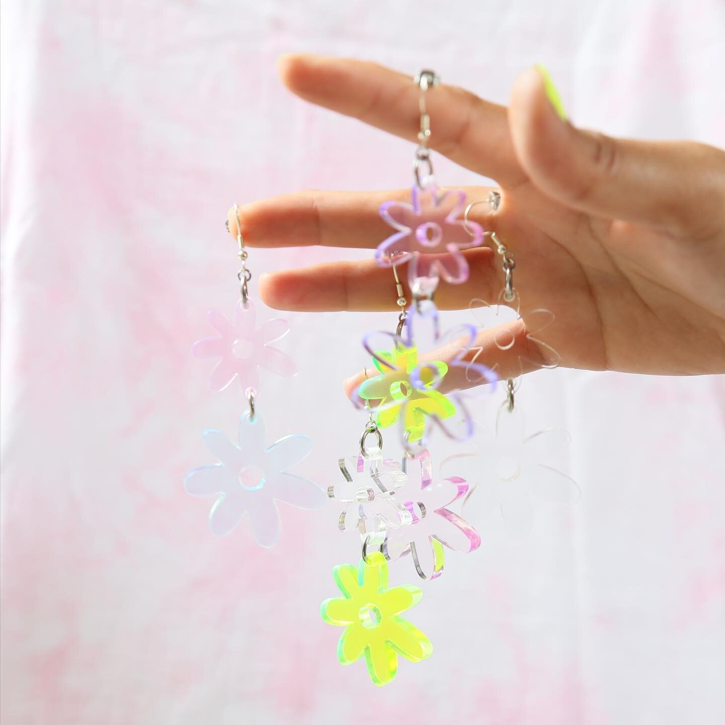 My favourite acrylic ✨ even though they&rsquo;re so hard to photograph 🤪

#flowerearrings #acrylicearrings #lasercutearrings #statementearrings