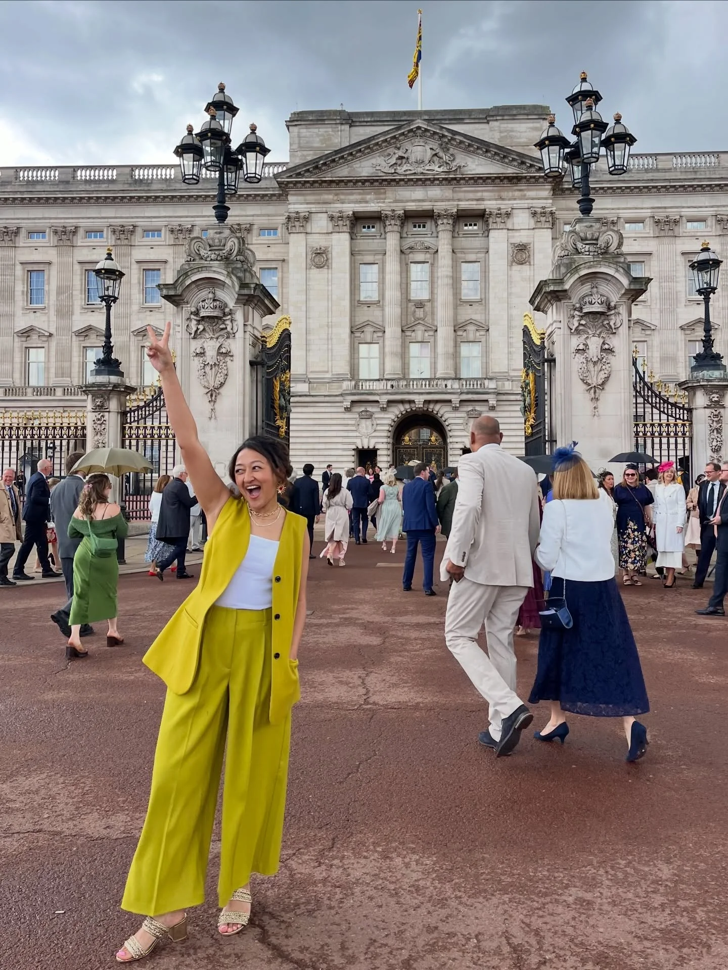 Went to the Palace for a brew 😄 🫖 🌹 

Got to frolick in the rose garden, meet the Maōri queen and Gareth said it&rsquo;s comin ome this year!

What a day to remember, celebrating 50 years of @kingstrust ✨