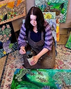 lynnette-studio-2025.jpg