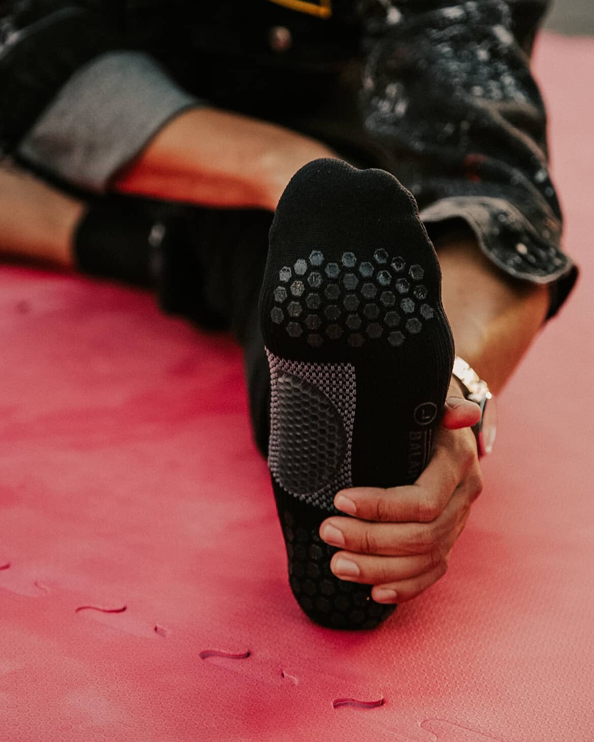 Your feet hold you up all day, so it's time to give them the love they deserve 💙 Our arch support socks help you do everyday things without the foot pain