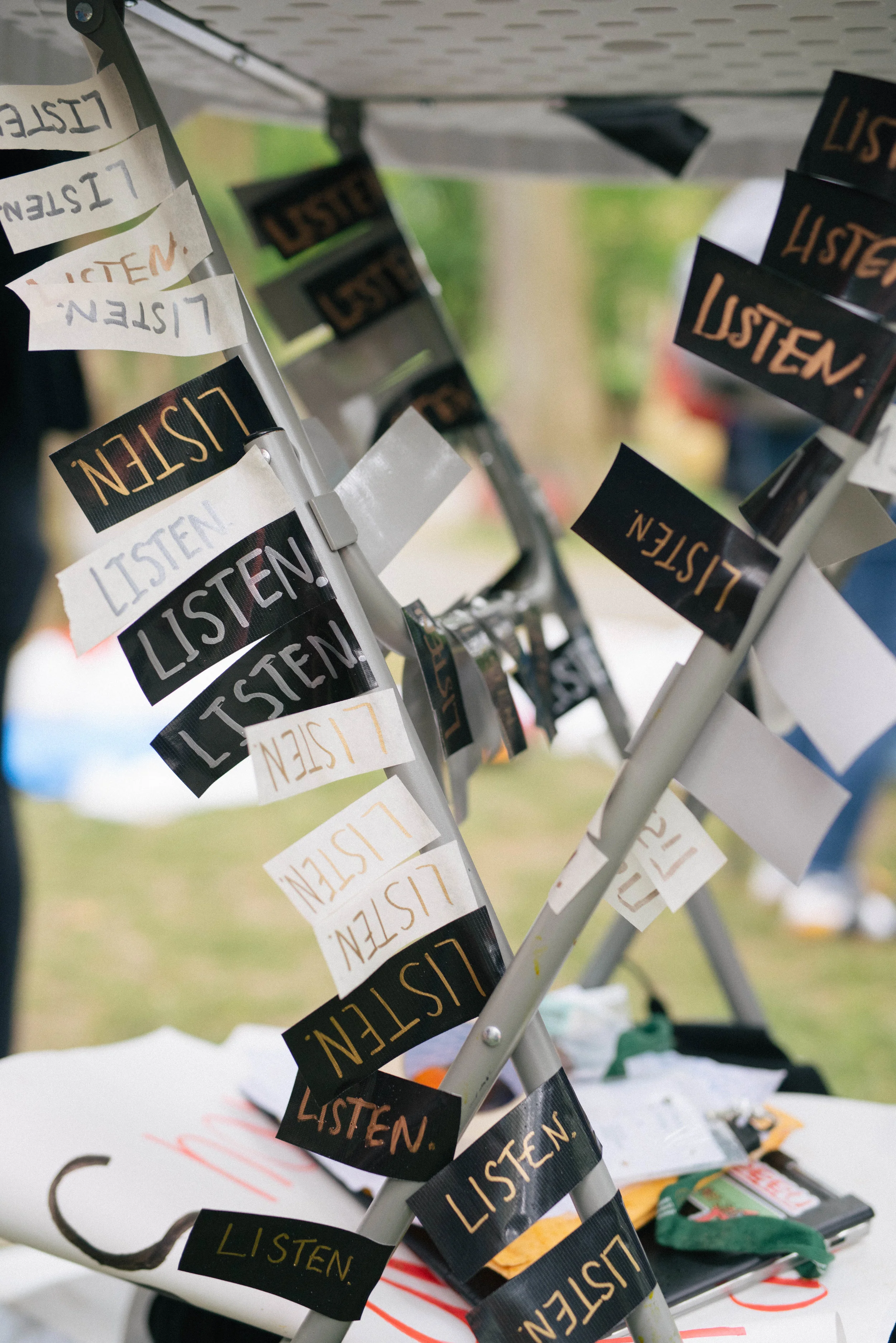 Photo by Elizabeth Yu ‘19. Duct tape with “Listen” written on it affixed to the legs of a folding table.