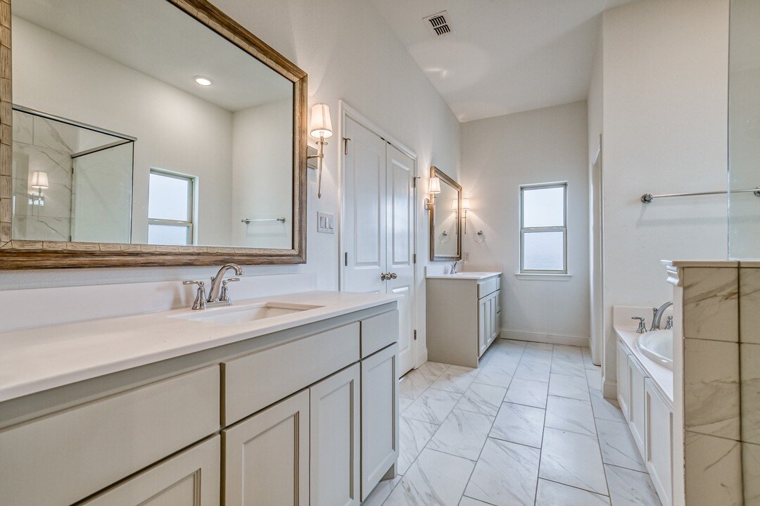 Double vanity master bathroom suite 👌
.
.
.
#customhomes #dfwcustomhomes #dfwrealestate #masterbathroom #dallasbuilder #ftworthbuilder #interiordesign #bathroomdesign #texashomes #modernhomes #homeinspo #homeinterior