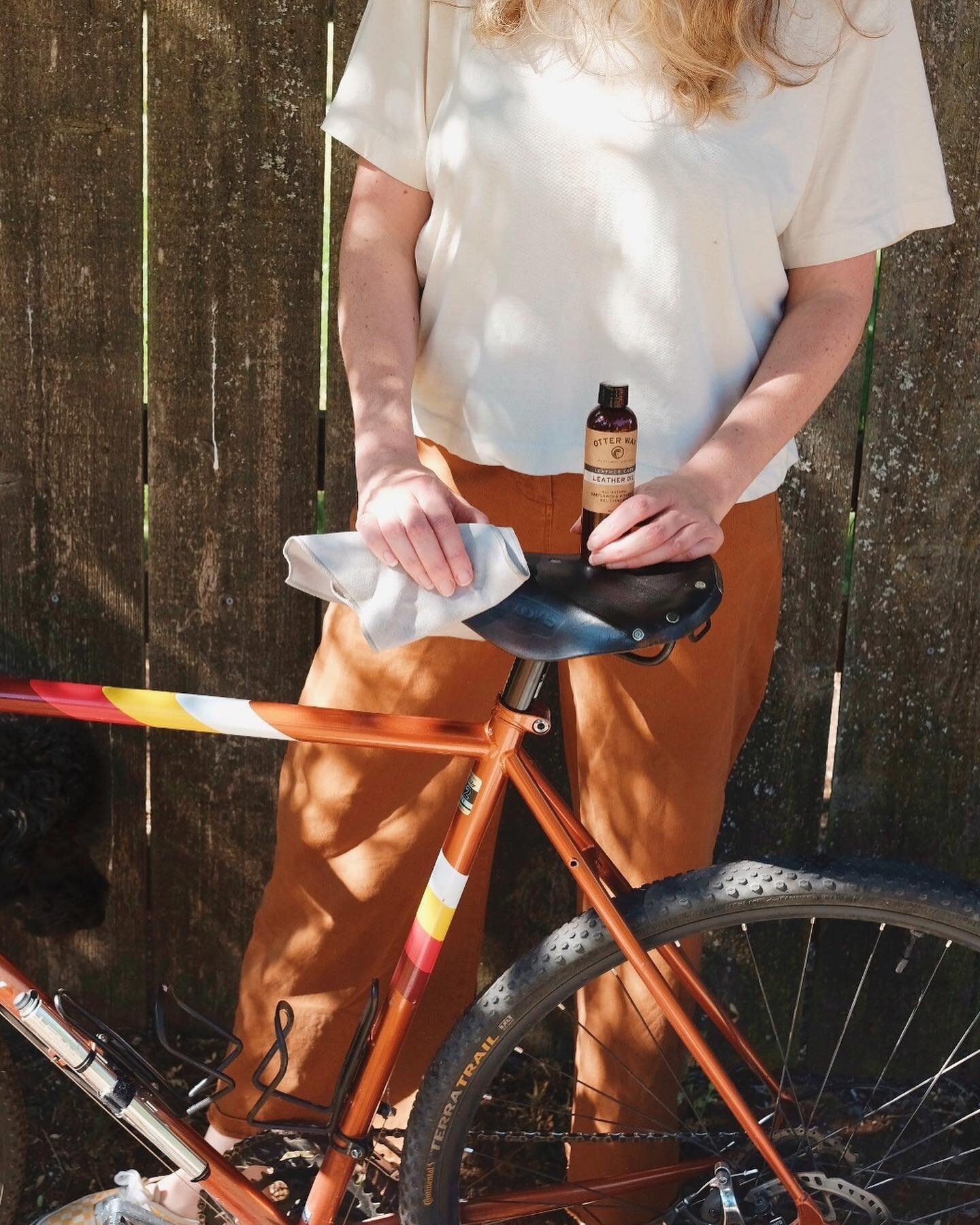 I knew @otterwax made leather and fabric care products for outdoor apparel, but I didn't even think about the fact that their Leather Oil is perfect for leather seat care! ⁠⁠
⁠⁠
Good timing to give those saddles some extra love, as @pdxwnbr has annou
