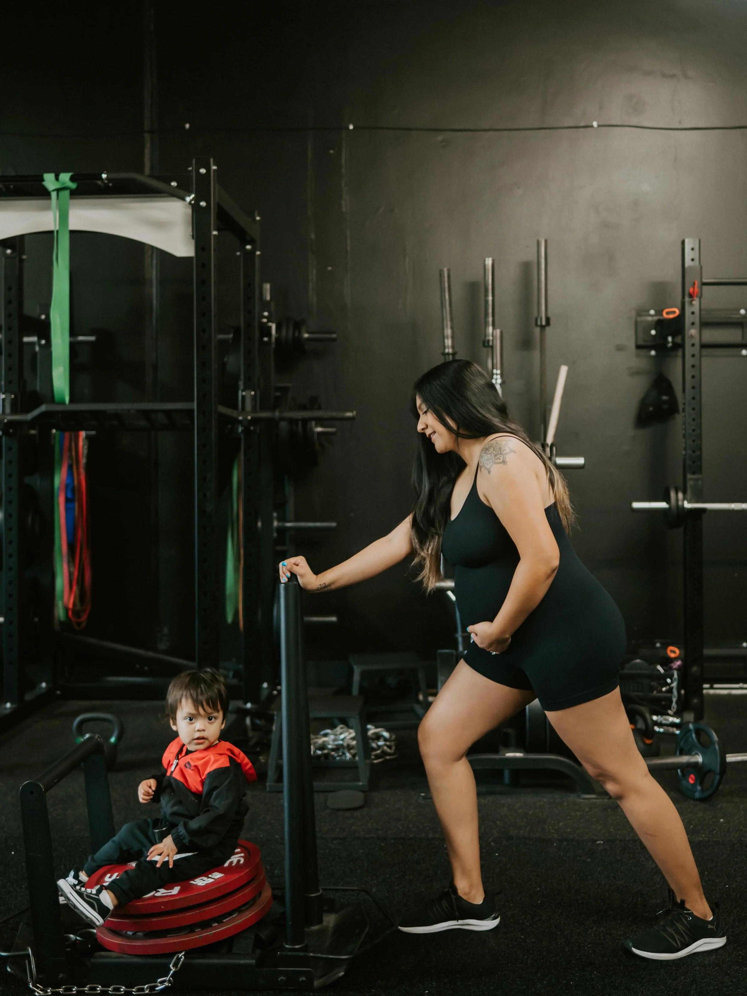 Strong moms raise strong families. 💪🏼💖
Training during pregnancy isn&rsquo;t just about &ldquo;bouncing back.&rdquo; It&rsquo;s about staying healthy, building strength, helping support your body through pregnancy, labor, recovery, and setting an 