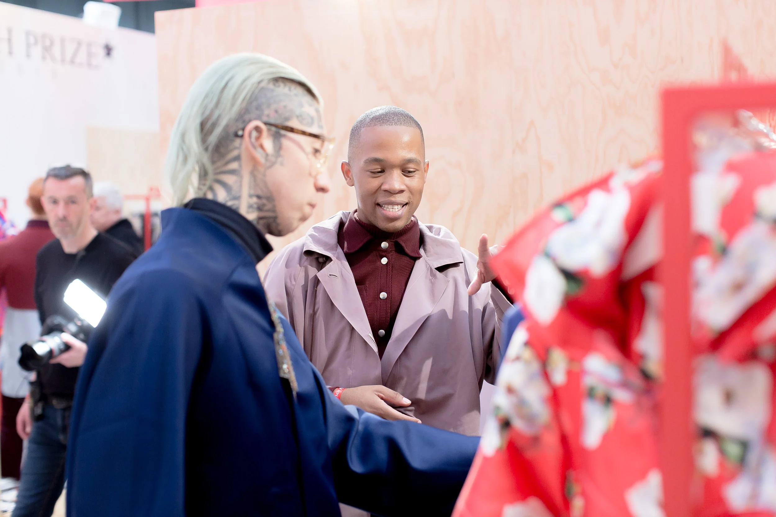 Subscription vs Retail Shopping: The Divide Between Online and In Line