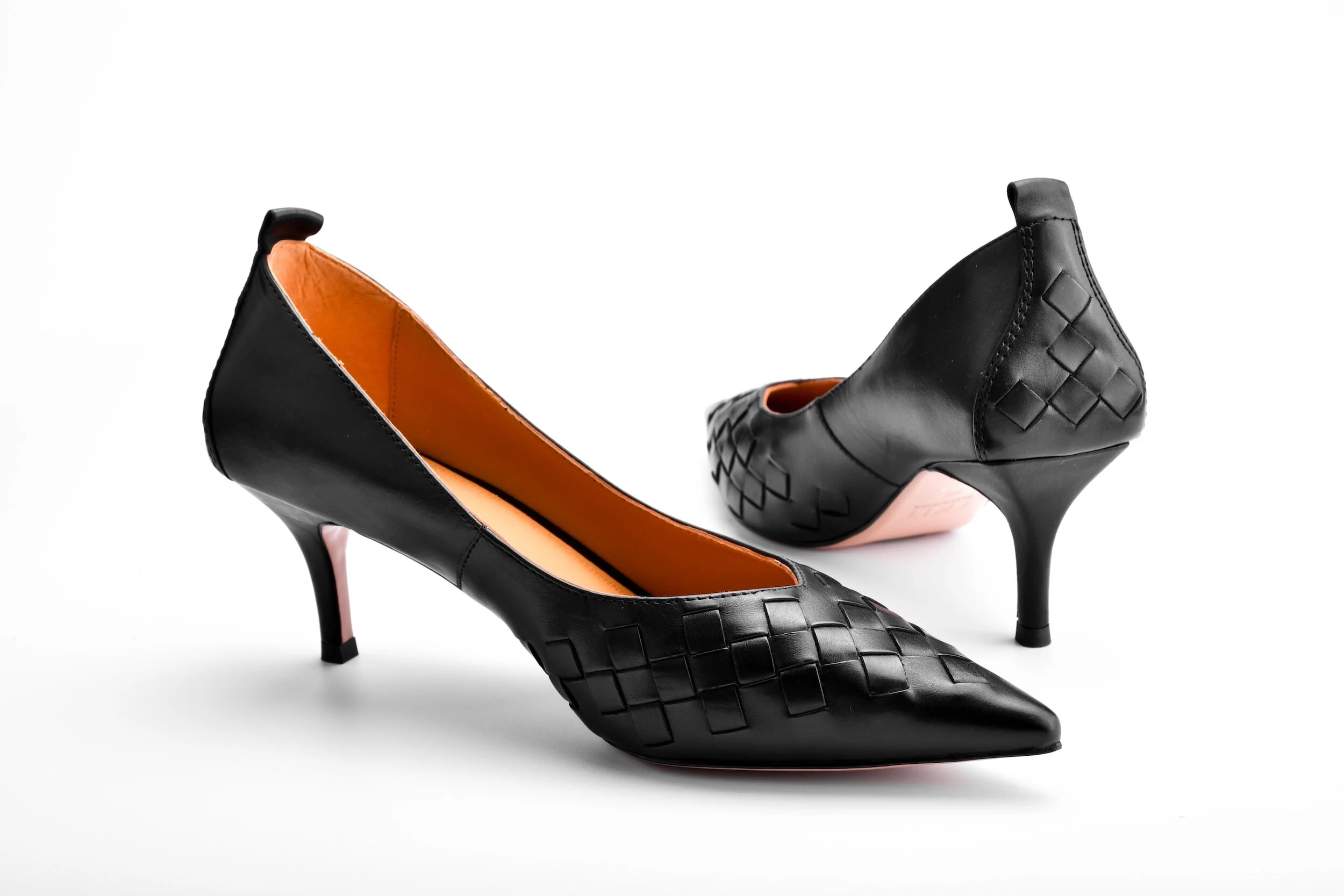 Where Comfort Meets Style: Discover the Perfect Fit of Low-Heel Shoes 