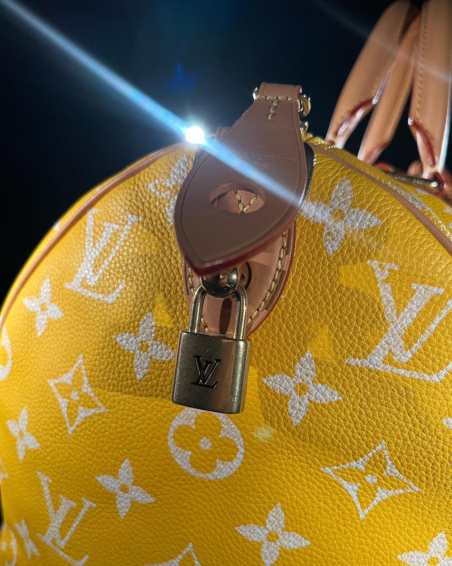 A closer look at @pharrell &lsquo;s @louisvuitton first collection drop in #NYC&hellip; @reveriepage 

#louisvuitton #louisvuittonbag #louisvuittonshoes #louisvuittonlover #loverslv #lvlovers #pharrellwilliams #pharrell #digicamoprint #digicamo #bill
