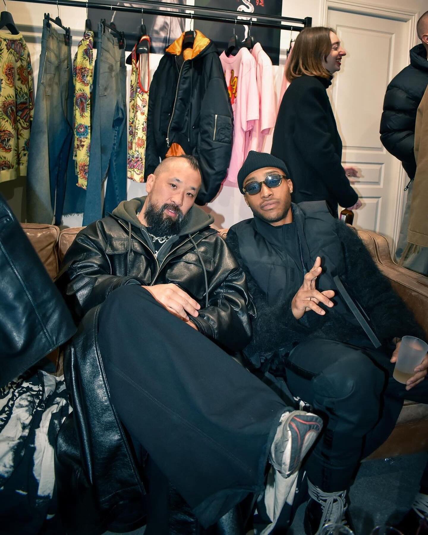 &lsquo;Umi say, mamasa mamakusa&hellip;&rsquo; That&rsquo;s French for &quot;Ooo wee!&quot; (@westsidegunn voice*) 😌🤌🏾⚡️✌🏾🇫🇷🌍🇨🇲 @reveriepage |

#parisfashionweek #parisfw #parisfw24 #parisfashionweek2024 #streetstyle #parisnights #parisnight
