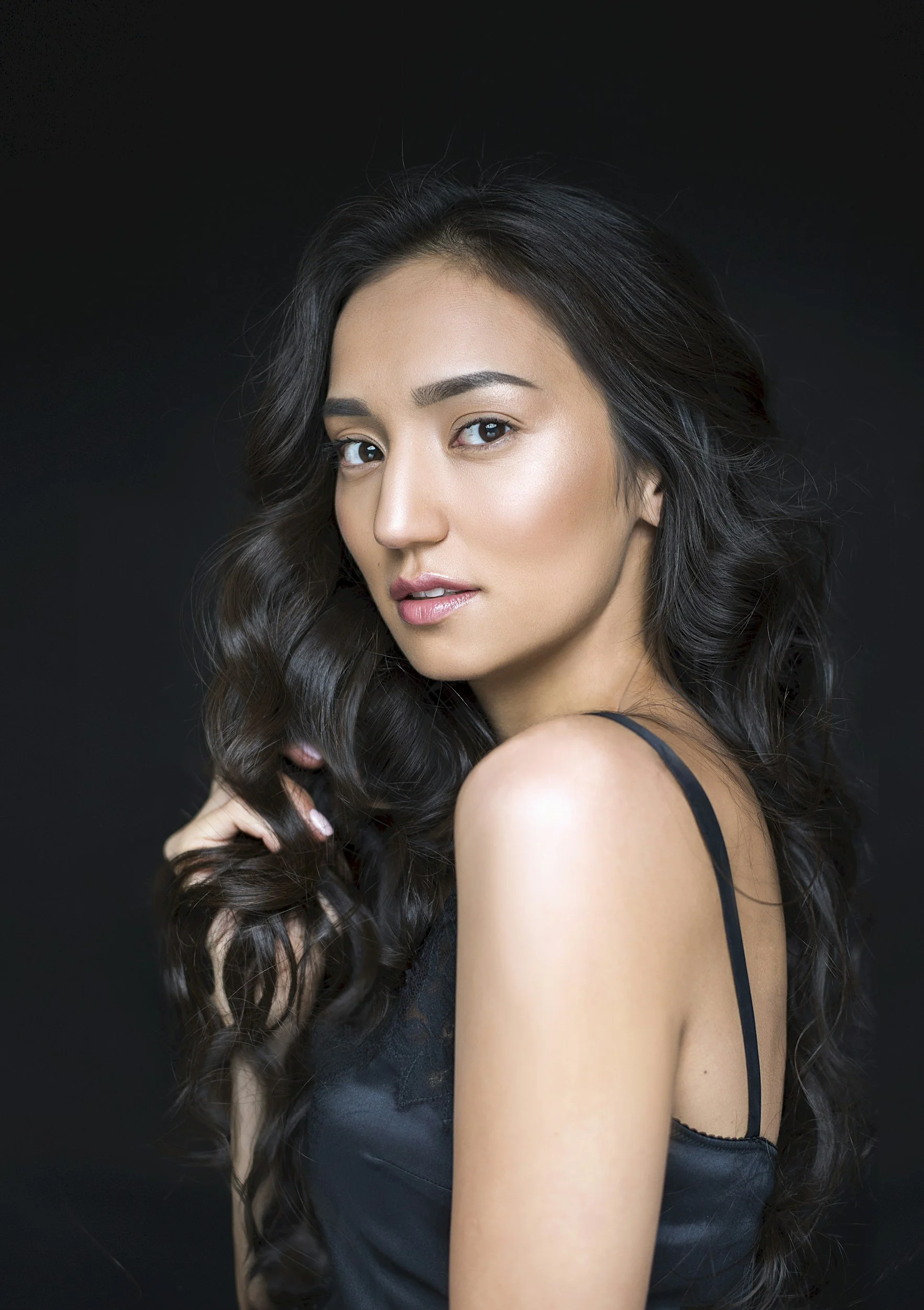 The Benefits of Using Natural Ingredients for Shiny Black Hair