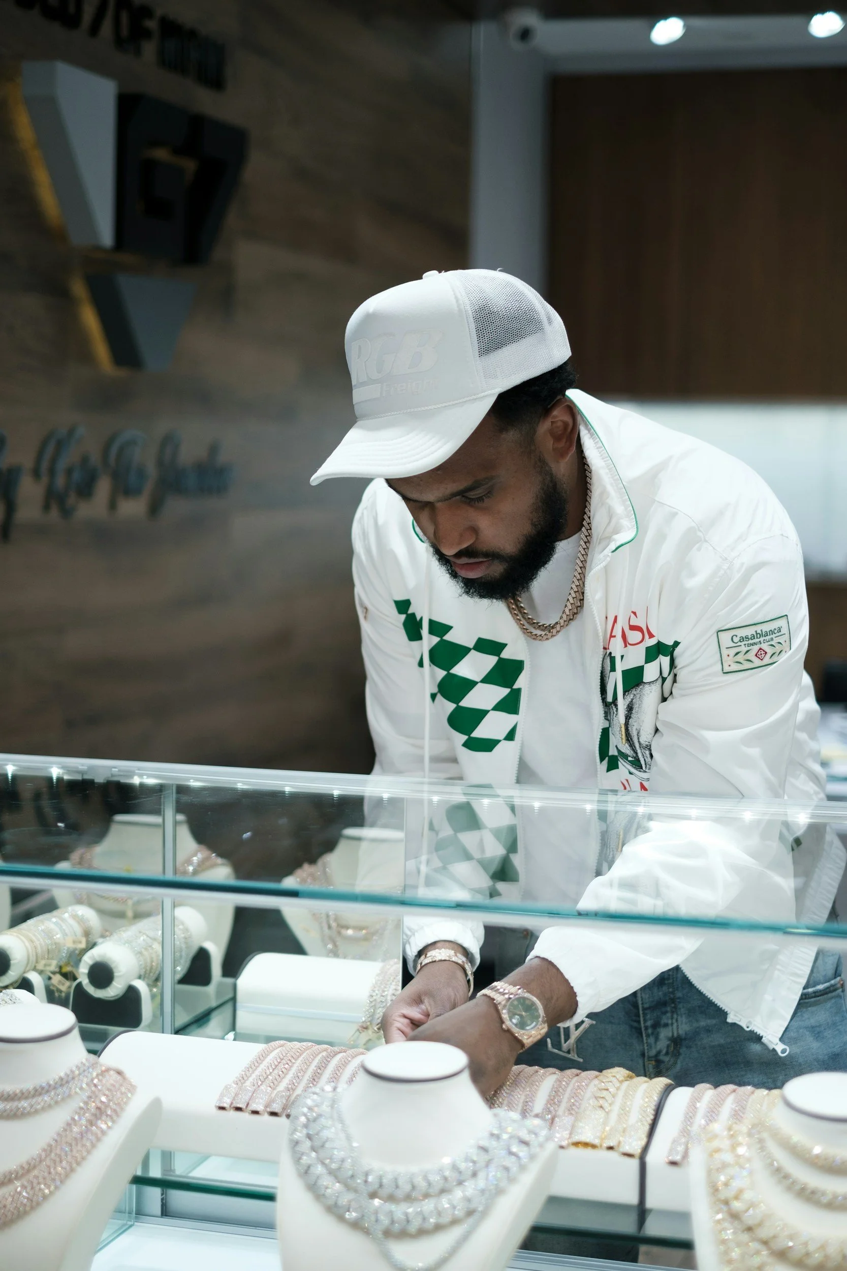 Can Guys Wear Diamond Chains?