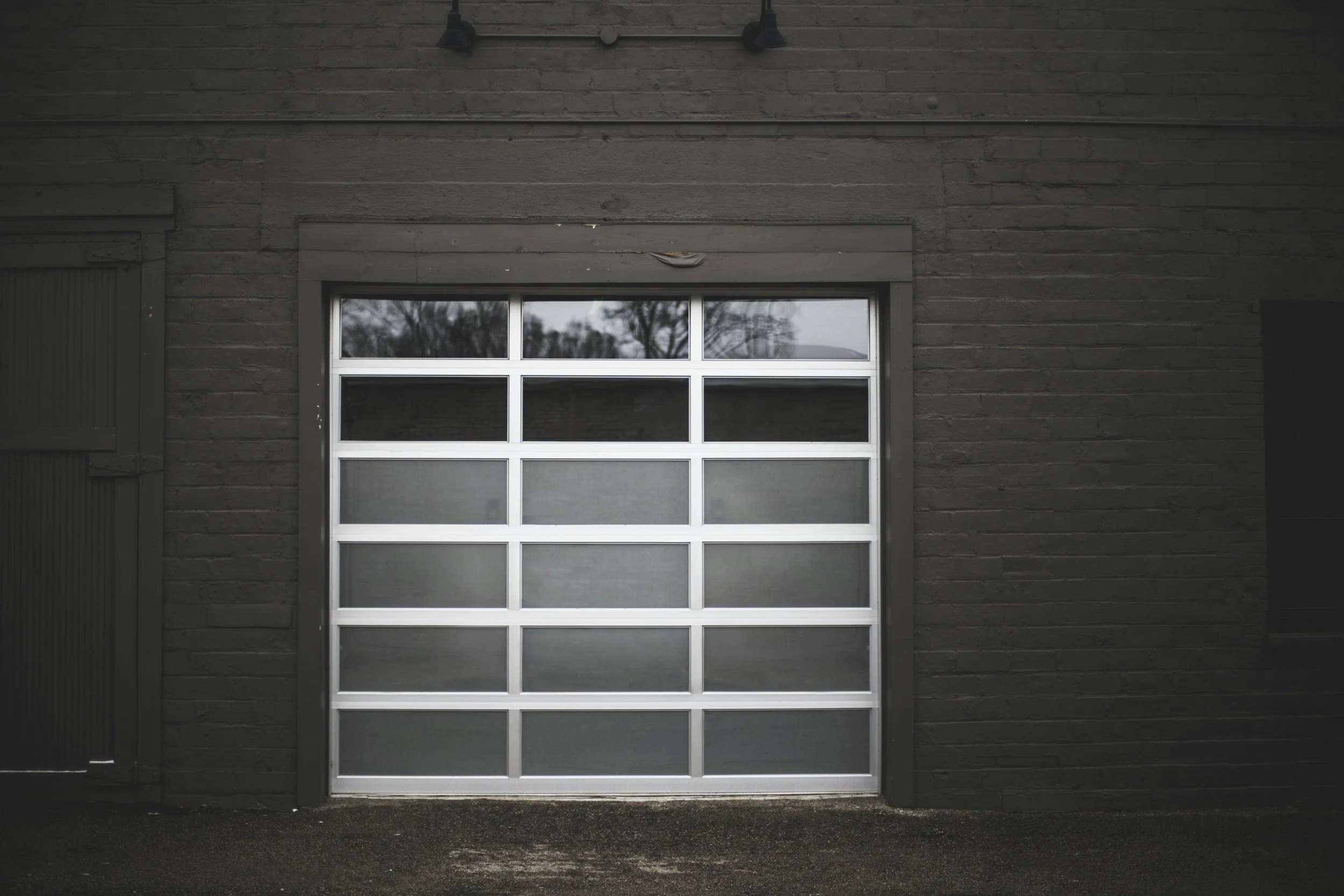 How To Find The Best Garage Door Distributor For Your Needs?