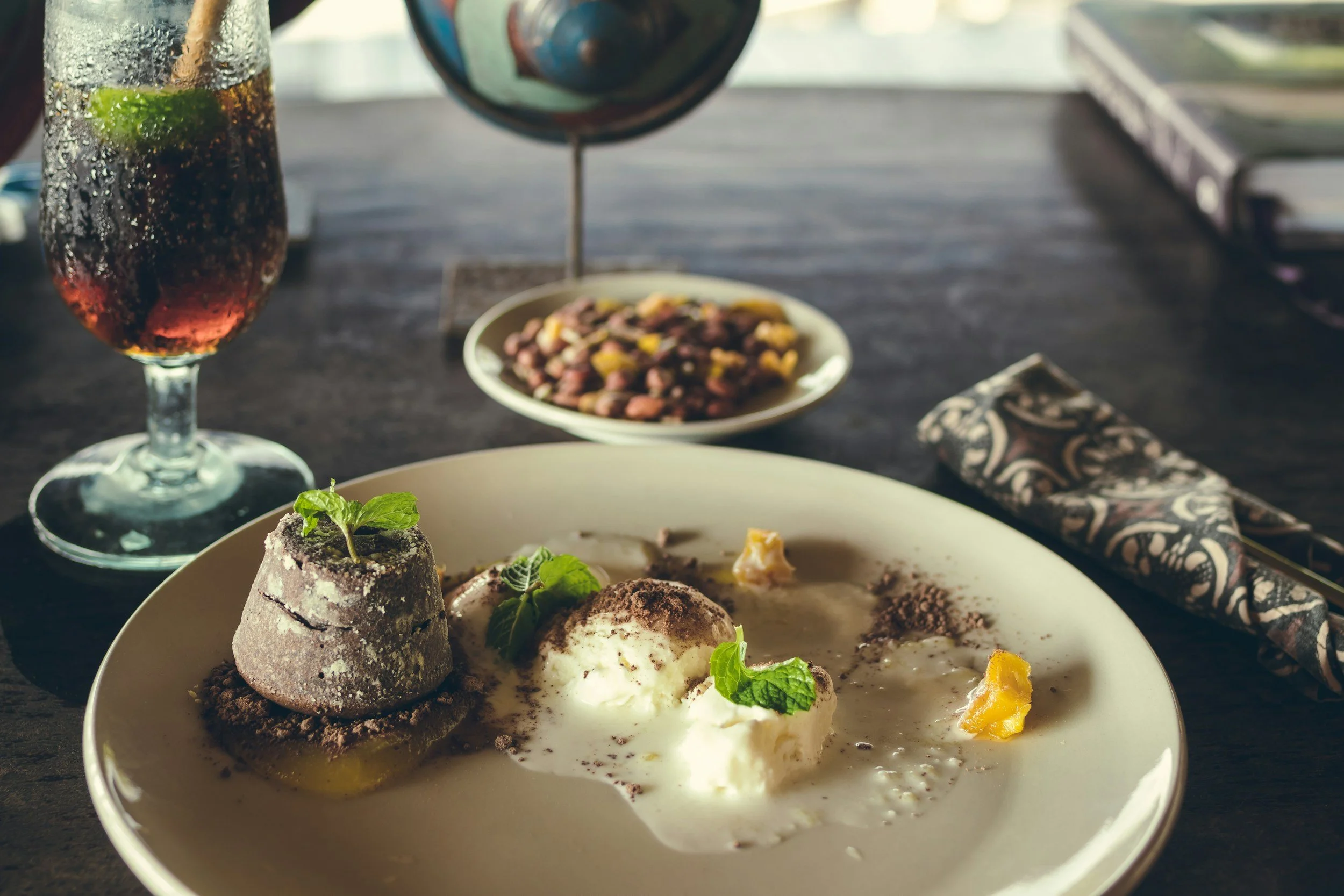 The Benefits of Choosing a Marble Dining Table for Your Dubai Home